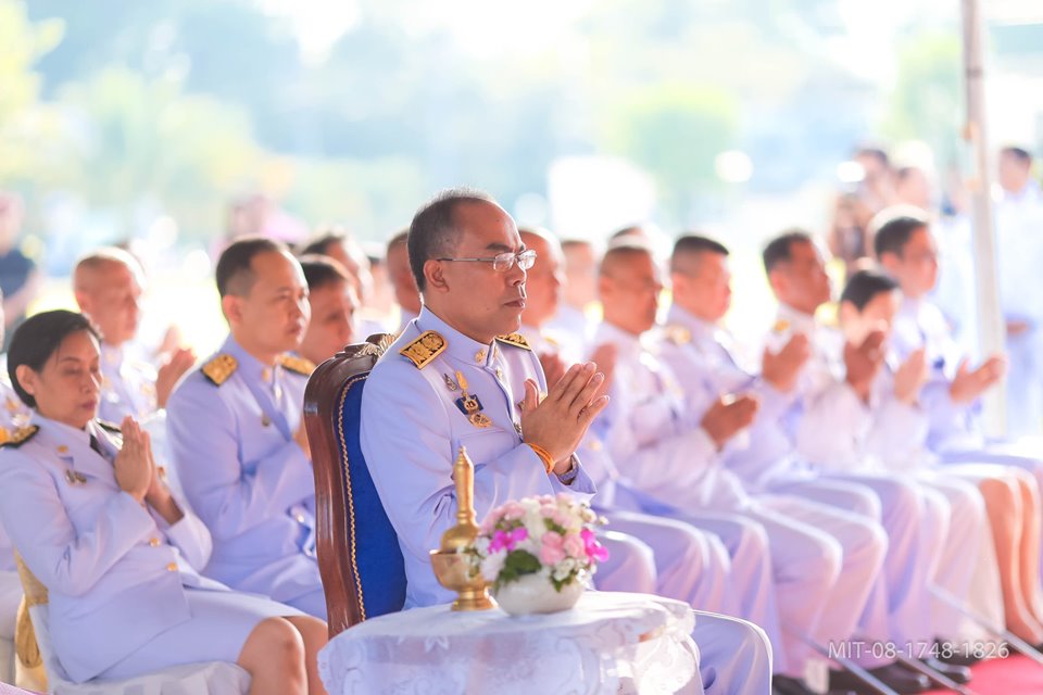 ร่วมพิธีทำบุญตักบาตรอุทิศถวายเป็นพระราชกุศล...