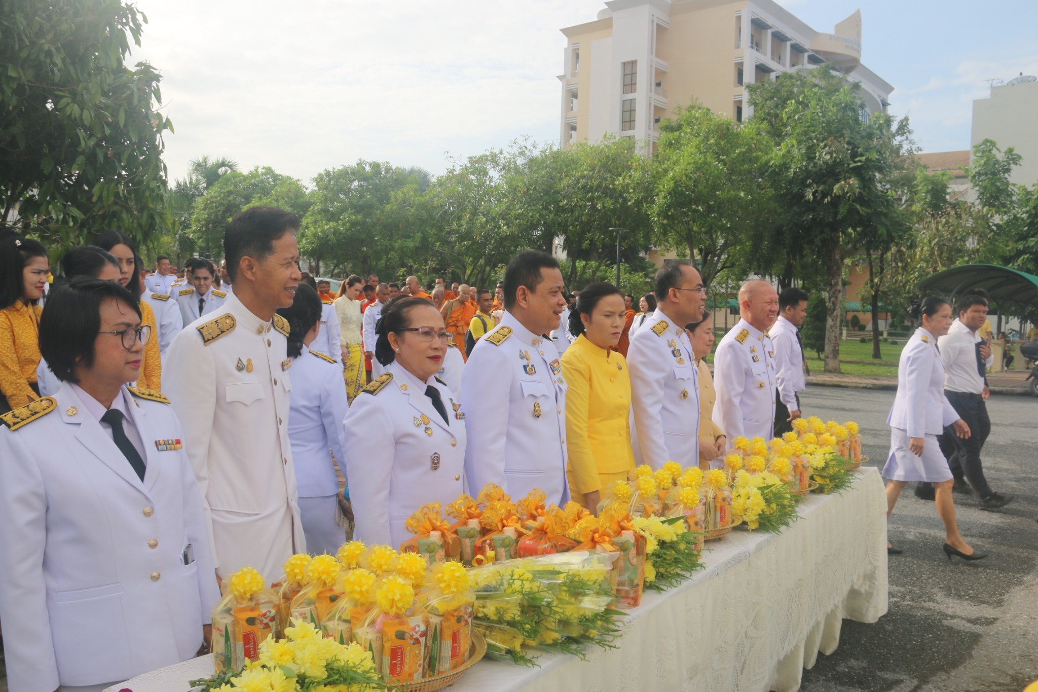 พิธีทำบุญตักบาตร วางพานพุ่มดอกไม้และถวายบังคม วันพ่อแห่งชาติ 5 ธันวาคม 2562