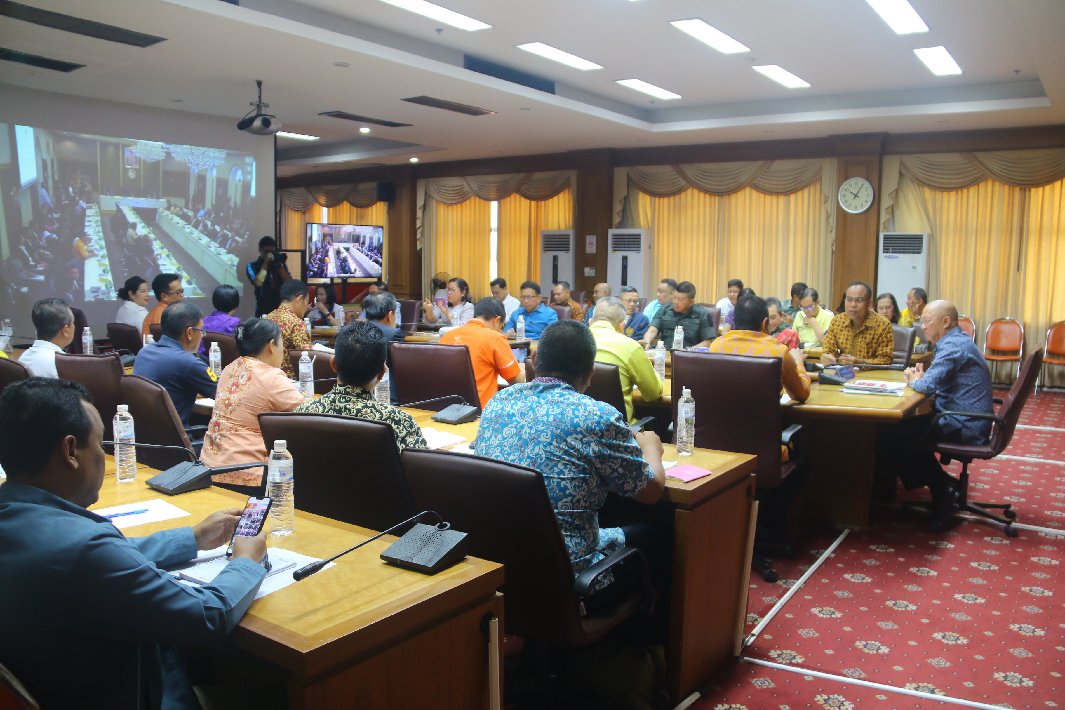 ร่วมรับฟังการประชุมผ่านวีดีทัศน์ทางไกล...