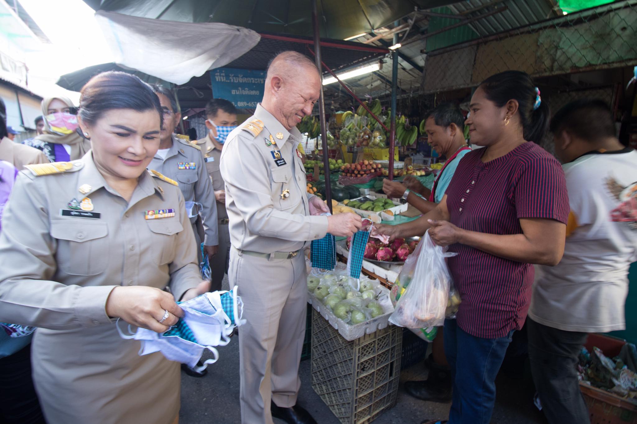 แจกหน้ากาอนามัยให้ประชาชน ณ ตลาดสด จังหวัดยะลา