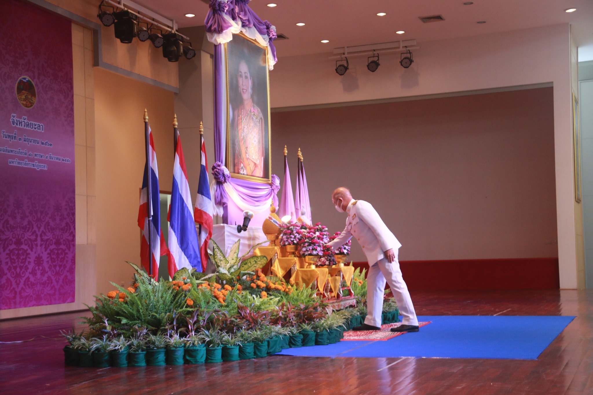พิธีลงนามถวายพระพรชัยมงคล สมเด็จพระนางเจ้าสุทิดา พัชรสุธาพิมลลักษณ พระบรมราชินี...
