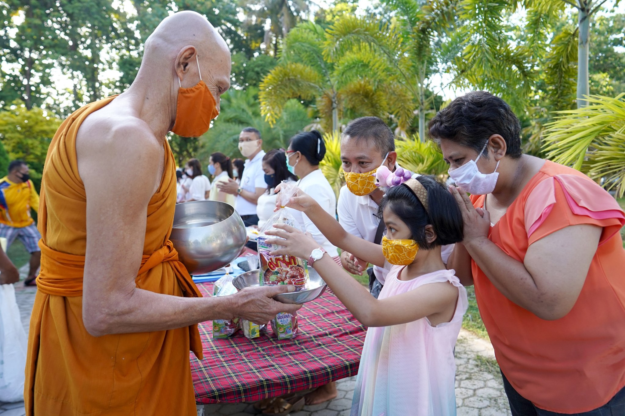 พุทธศาสนิกชนยะลา ร่วมทำบุญตักบาตร เนื่องในวันอาสาฬหบูชาและ...