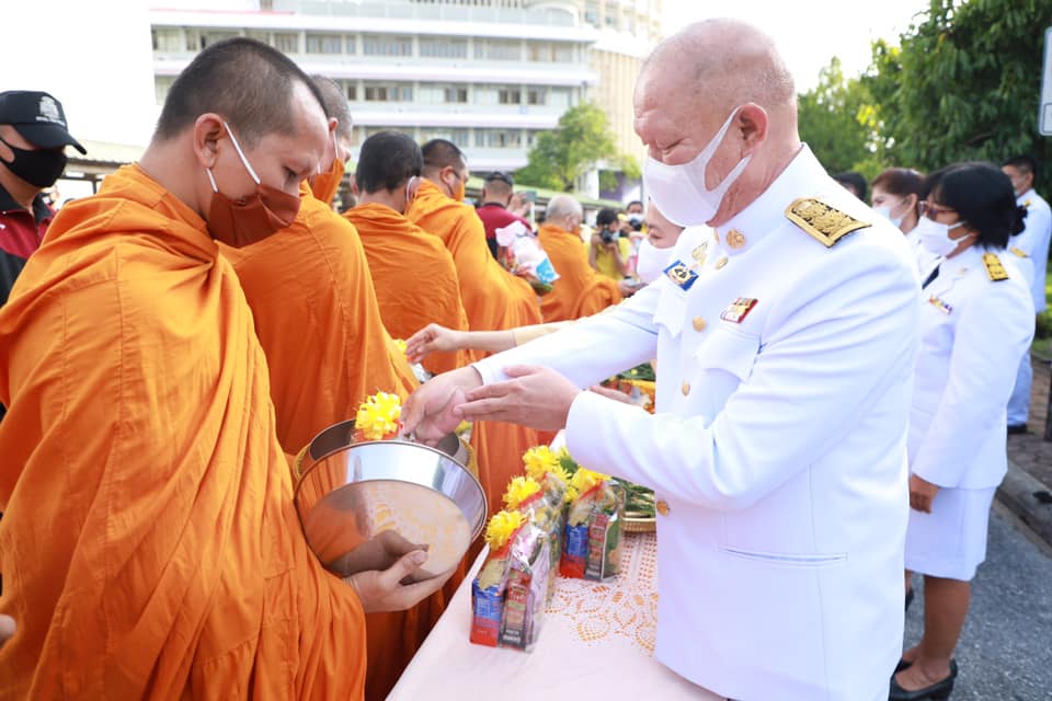 ร่วมพิธีทำบุญตักบาตร เนื่องในวันเฉลิมพระชนมพรรษา..