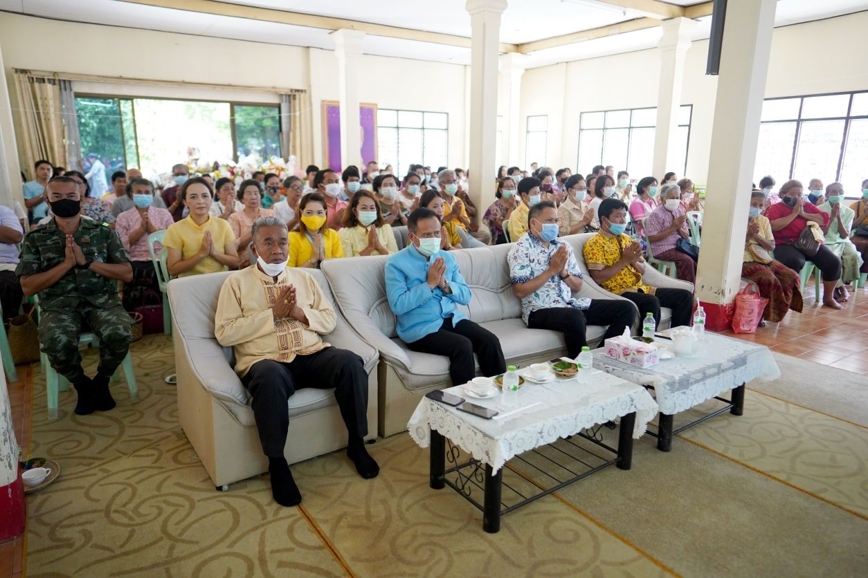 ชาวพุทธแห่เข้าวัดทำบุญสารทเดือนสิบ เจ้าหน้าที่คัดกรองเข้ม..