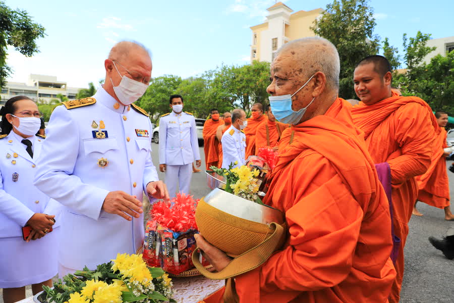  ผู้ว่าฯยะลา นำพสกนิกรทุกหมู่เหล่า ร่วมทำบุญตักบาตร วันคล้ายวันพระราชสมภพครบ 120 ปี...