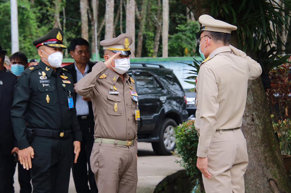องคมนตรี ตรวจเยี่ยมโรงเรียนในโครงการกองทุนการศึกษาที่จังหวัดยะลา