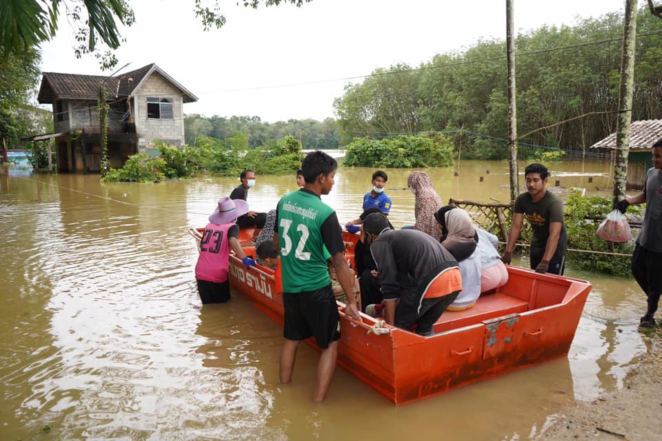 ชาวบ้านปาดาฮัน หมู่ที่ 4 ต.ตะโละหะลอ อ.รามัน ต้องนั่งเรือใช้สิทธิเลือกตั้งภายในโรงเรียนบ้านปะดาฮัน..