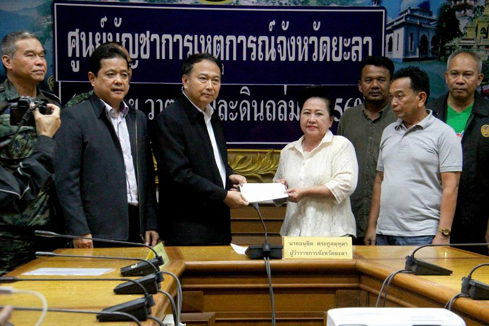 มอบเงินเยียวยาแก่ผู้ประกอบการเหตุคนร้ายเผาทำลายรถบัสฯ