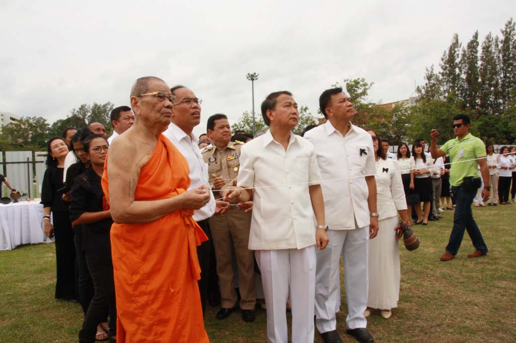 ผู้ว่าราชการจังหวัดยะลาประกอบพิธียกยอดฉัตร 9 ชั้นขึ้นพระเมรุมาศจำลอง