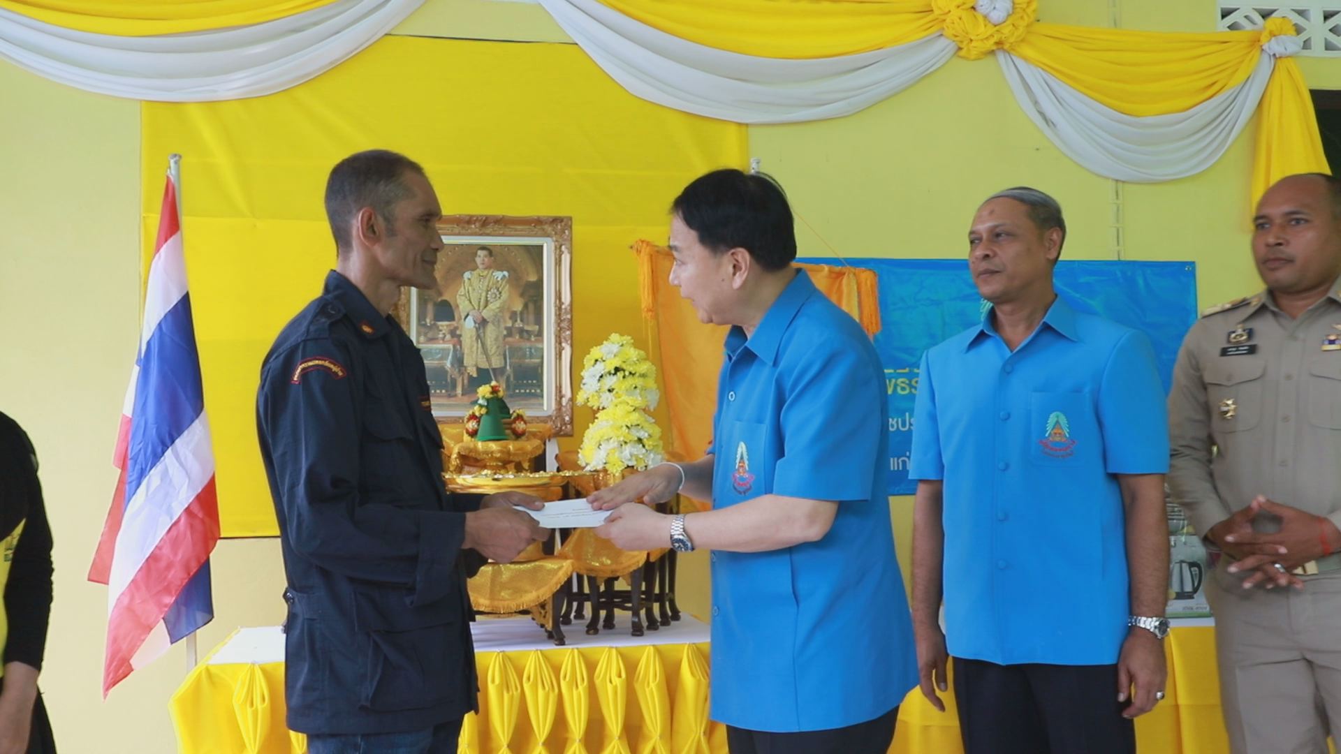 ลงพื้นที่ อ.บันนังสตา มอบสิ่งของพระราชทานฯ เงินช่วยเหลือเยียวยา..