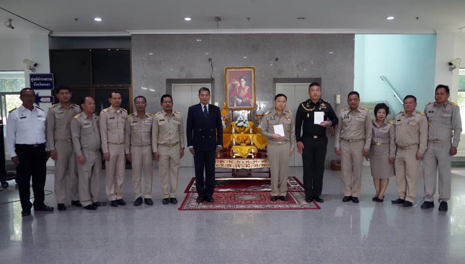 รับมอบบัตรอวยพรปีใหม่พระราชทาน...
