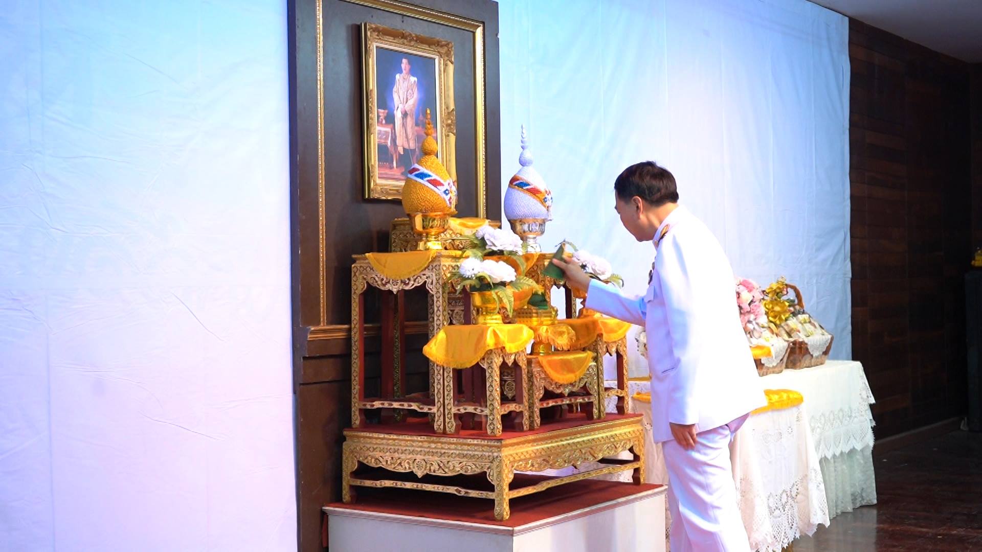 มอบดอกไม้ ตะกร้าสิ่งของพระราชทาน เยี่ยมทหารพราน...