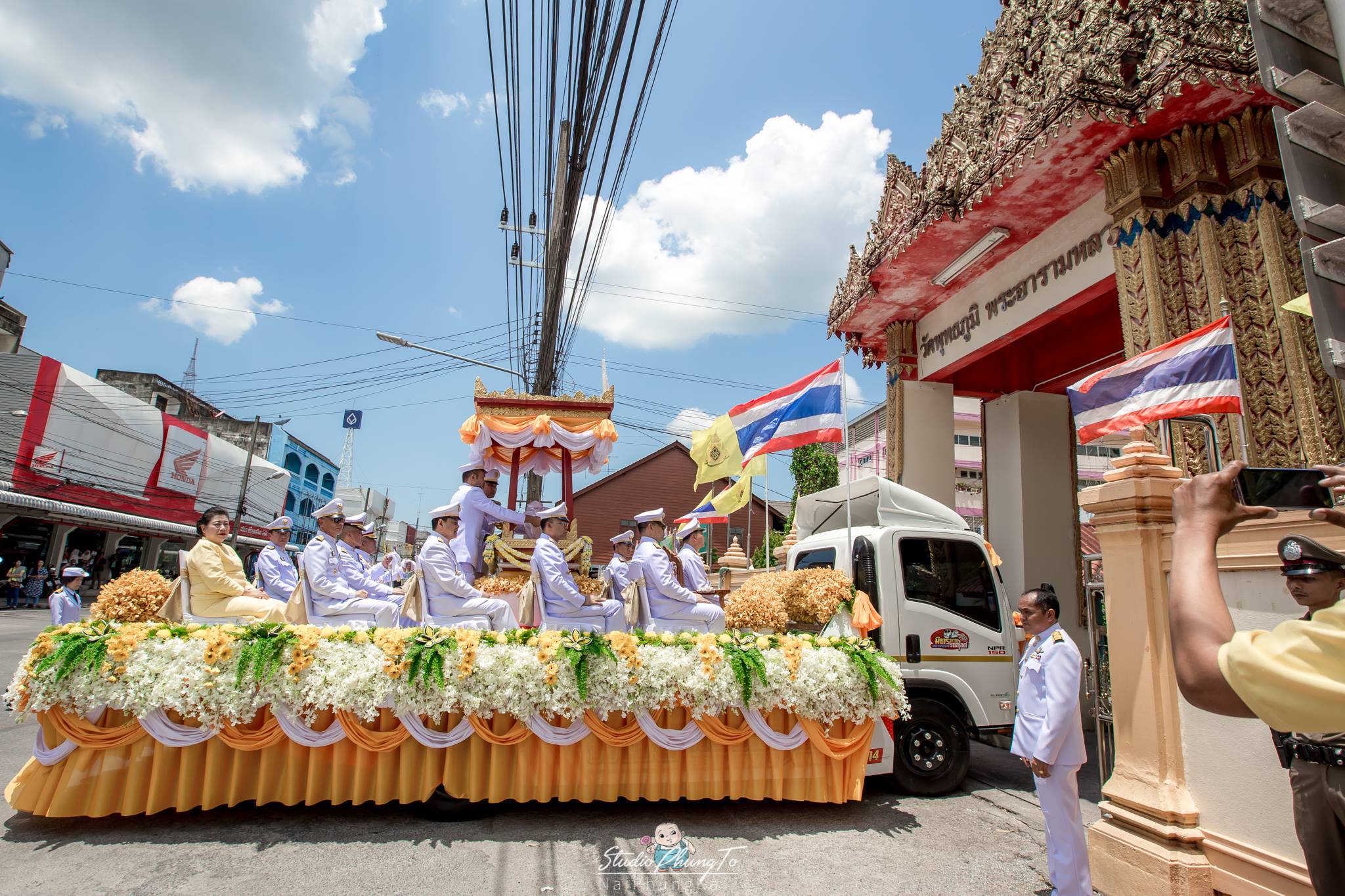 พิธีพลีกรรมตักน้ำจากแหล่งน้ำศักดิ์สิทธิ์ สระแก้ว ภายในถ้ำมืด วัดคูหาภิมุข