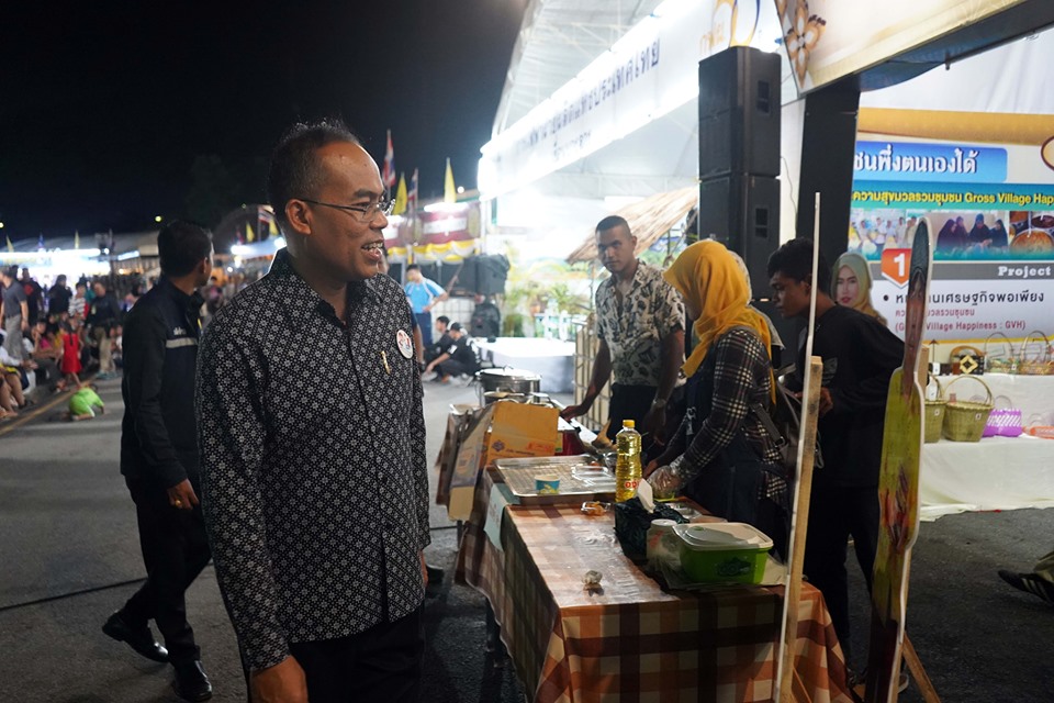 รองผู้ว่า เยี่ยมชมร้านนิทรรศการ ภายในงานสมโภชหลักเมืองและงานกาชาดยะลา ครั้งที่ 57