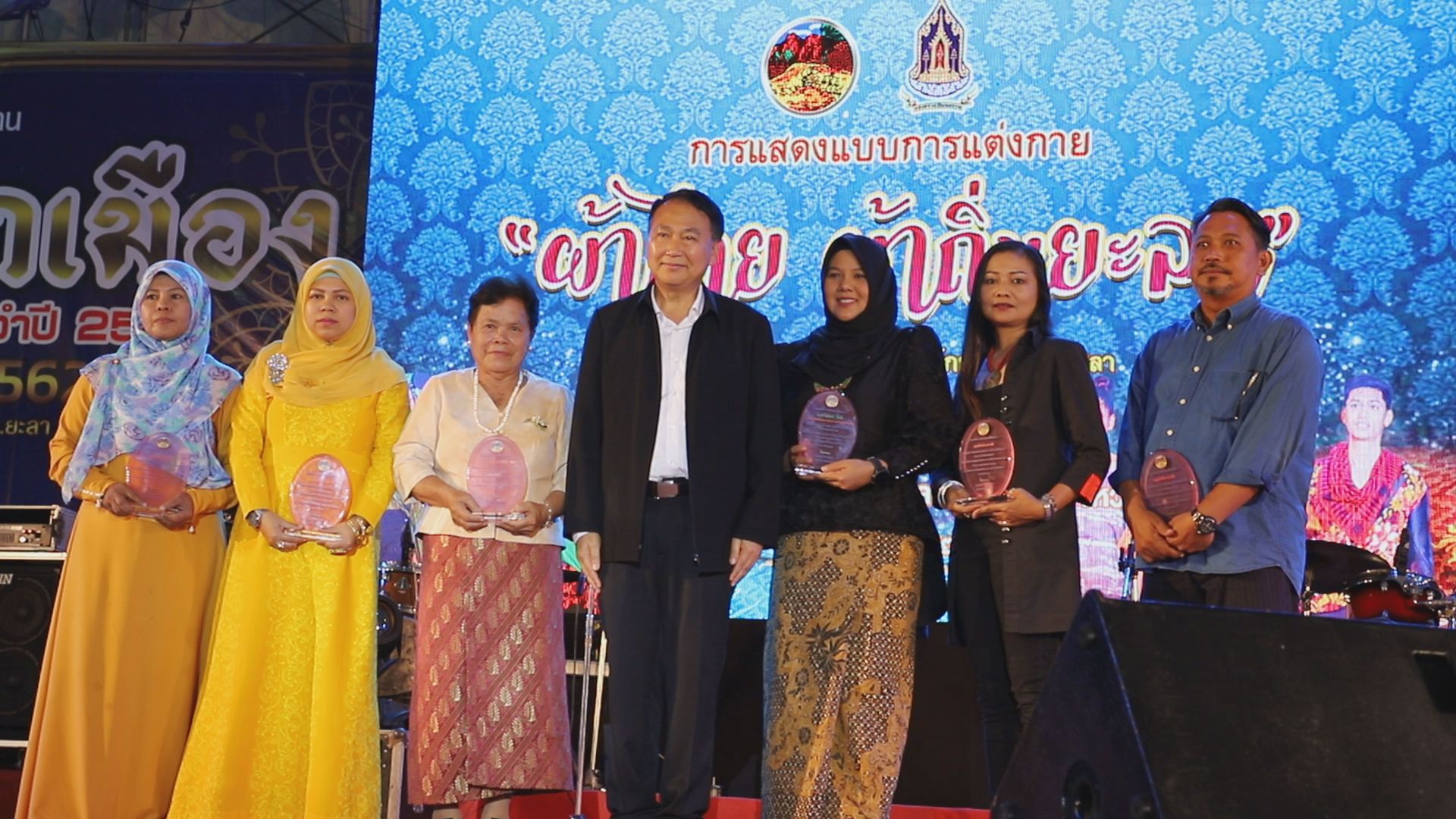 การประกวด "ธิดานิบง" สวมใส่ผ้าพื้นถิ่น...