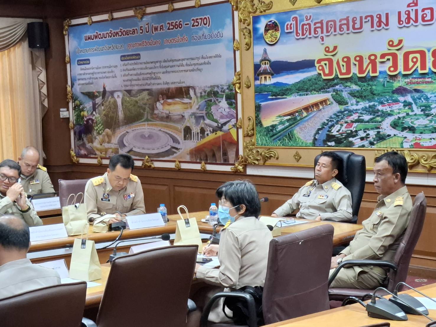 จังหวัดยะลา ขานรับ นโยบายรัฐมนตรีว่าการกระทรวงมหาดไทย  สานเป้าหมาย “คือคำว่า คุณภาพชีวิตของประชาชน” บำบัดทุกข์ บำรุงสุข  ชาวบ้านต้องได้รับความสะดวกสบายในการใช้ชีวิตและการรับบริการจากภาครัฐ