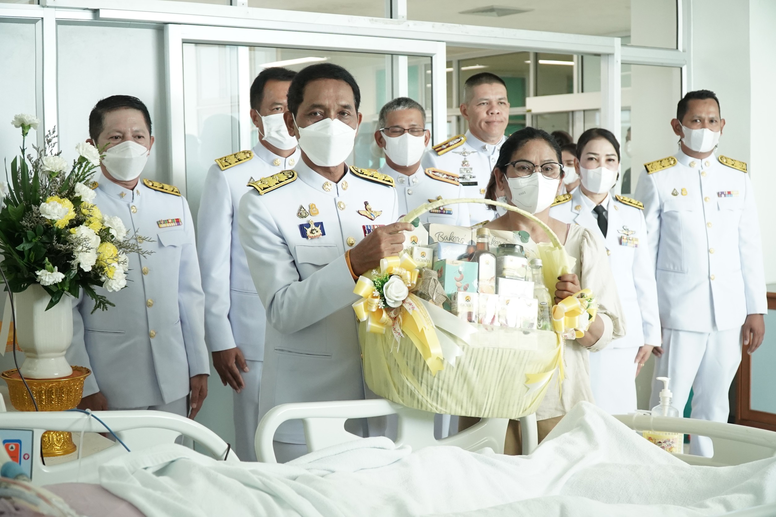 ผู้ว่าราชการจังหวัดยะลา เชิญดอกไม้ ตระกร้าสิ่งของพระราชทาน เยี่ยมเจ้าหน้าที่ตำรวจ สภ.บันนังสตา ได้รับบาดเจ็บสาหัส เหตุคนร้ายซุ่มยิง