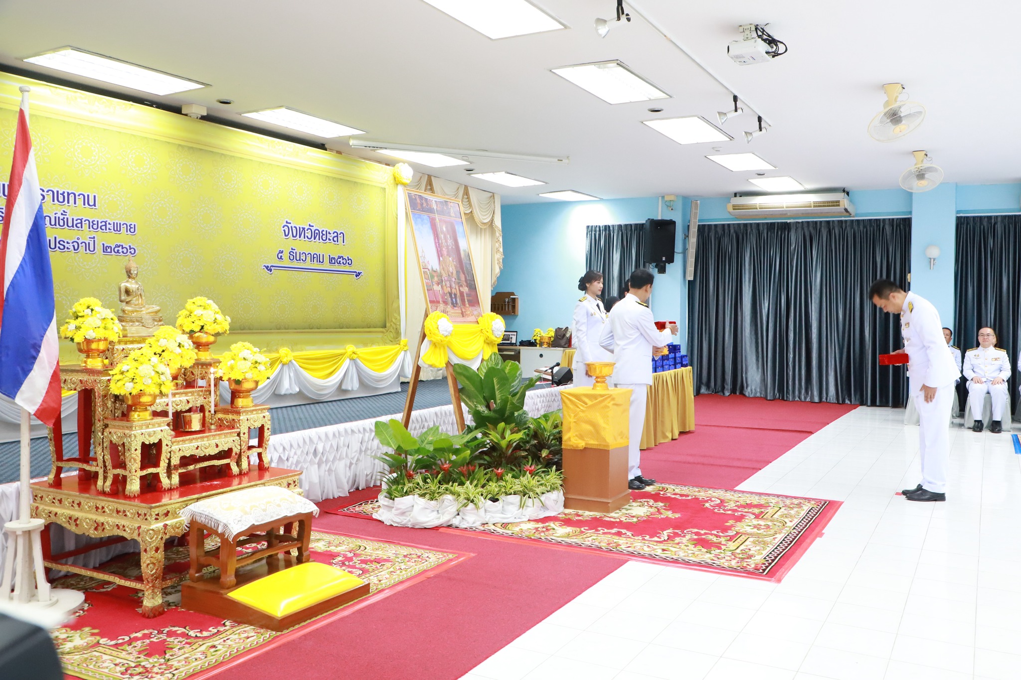 จังหวัดยะลา ประกอบพิธีรับพระราชทานเครื่องราชอิสริยาภรณ์ชั้นสายสะพาย ประจําปี 2565 และประจําปี 2566 หน้าพระบรมฉายาลักษณ์พระบาทสมเด็จพระเจ้าอยู่หัว ของข้าราชการในสังกัดกระทรวงมหาดไทย กระทรวงสาธารณสุข กระทรวงการพัฒนาสังคมและความมั่นคงของมนุษย์ และกระทรวงวัฒนธรรม