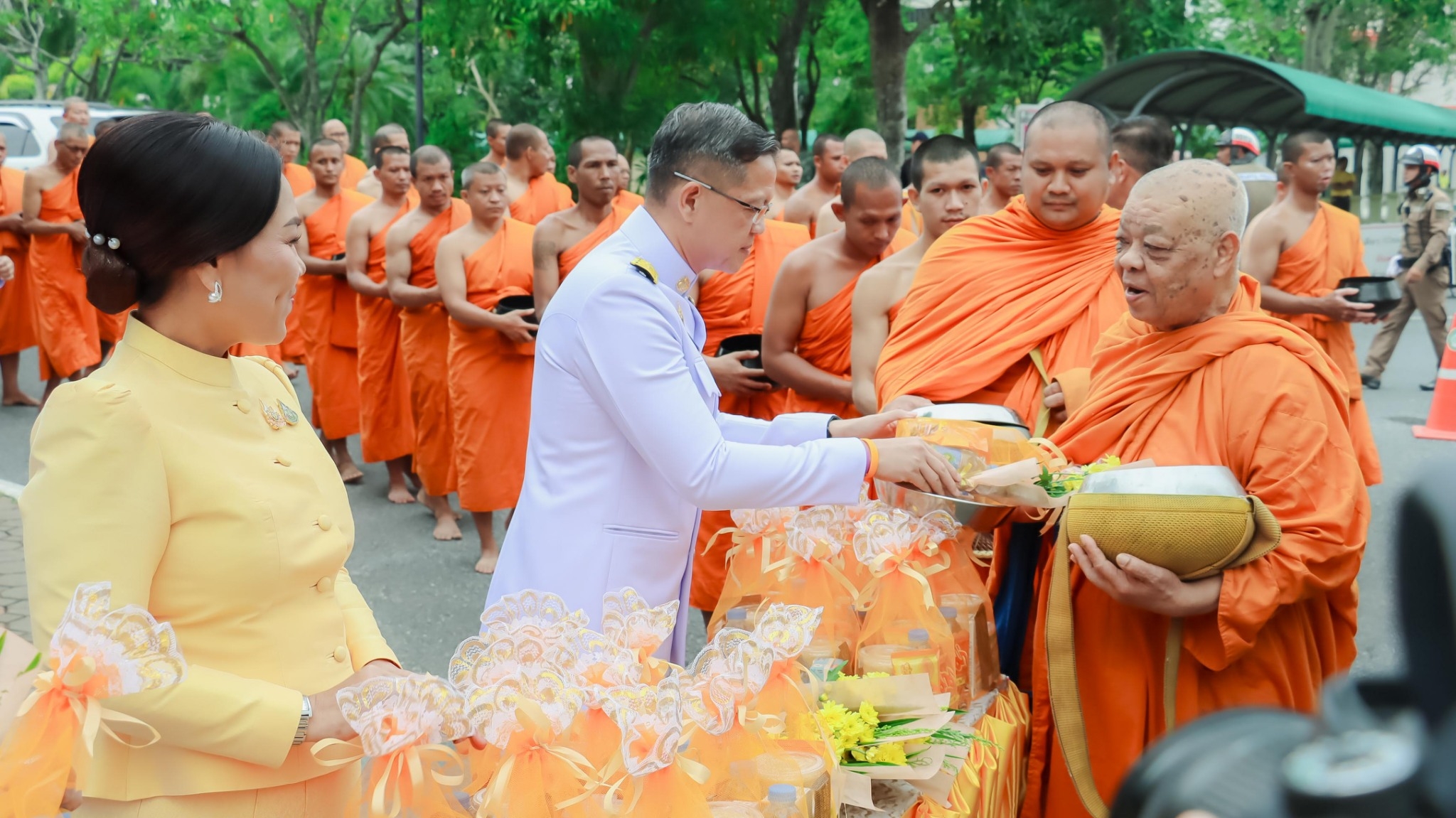 ส่วนราชการใน จ.ยะลา พร้อมใจร่วมพิธีเจริญพระพุทธมนต์ และพิธีทำบุญตักบาตรถวายพระราชกุศล เนื่องในโอกาสพระราชพิธีมหามงคลเฉลิมพระชนมพรรษา 6 รอบ 28 กรกฎาคม 2567