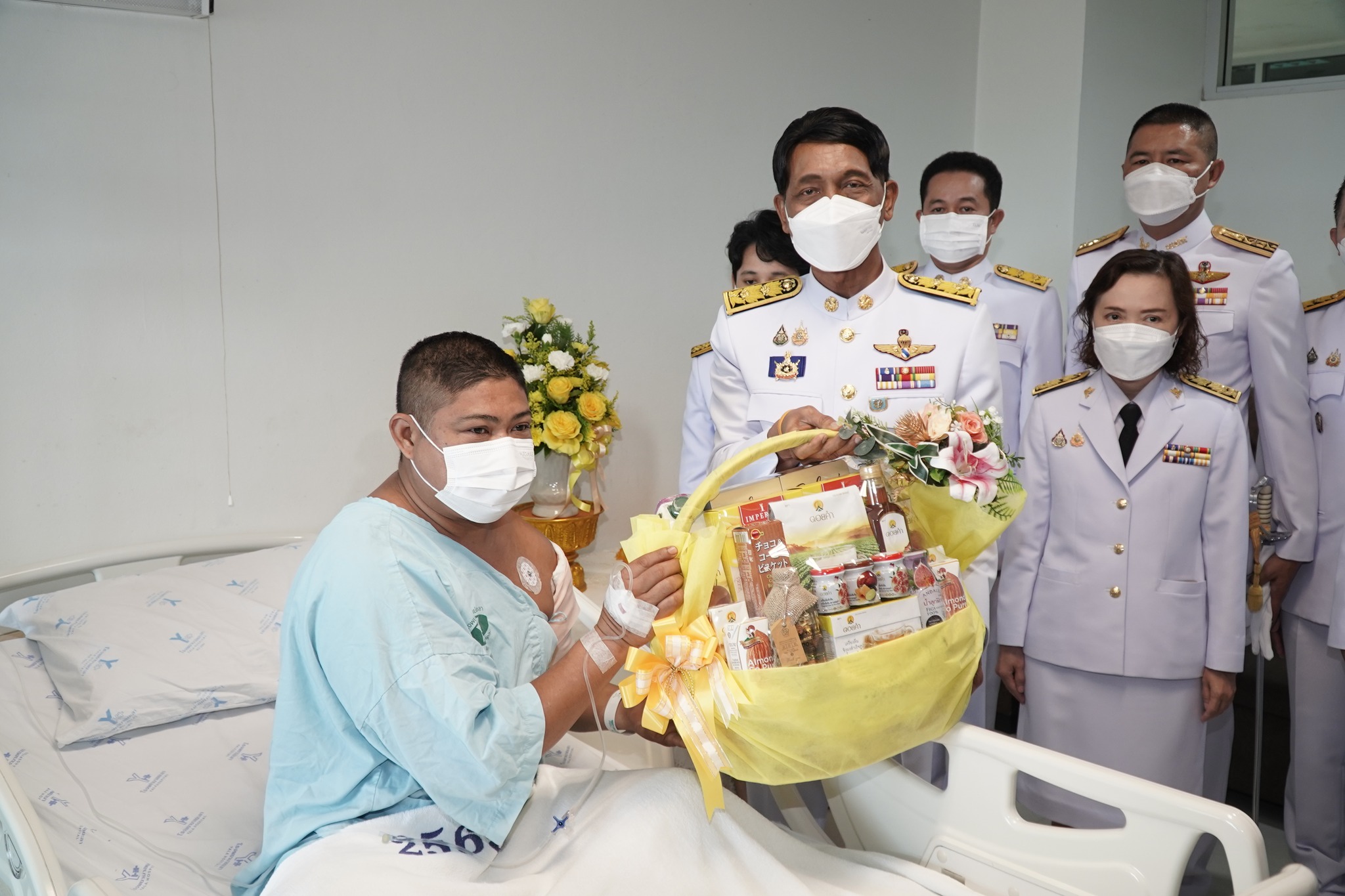 ผู้ว่าฯ ยะลา เชิญดอกไม้ ตะกร้าสิ่งของพระราชทาน เยี่ยม เจ้าหน้าที่ทหารพราน ที่ได้รับบาดเจ็บ 1 นาย เหตุคนร้ายซุ่มยิงในพื้นที่ อ.บันนังสตา จ.ยะลา