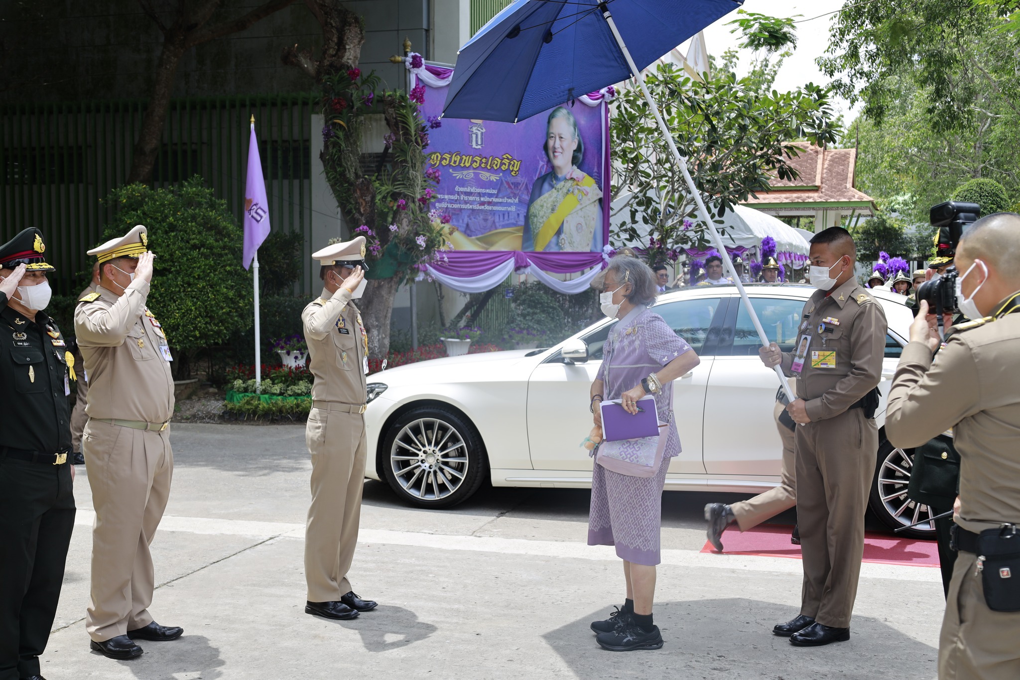 สมเด็จพระกนิษฐาธิราชเจ้า กรมสมเด็จพระเทพรัตนราชสุดาฯ สยามบรมราชกุมารี ทรงปฏิบัติพระราชกรณียกิจในพื้นที่จังหวัดยะลา  ณ ศอ.บต. พระราชทาน เข็มที่ระลึกและประกาศนียบัตร แก่ผู้มีผลการปฏิบัติงานดีเด่นในพื้นที่ จชต. พระราชทานเกียรติบัตร-เงินรางวัลพระราชทาน ให้นักเรียนต้นแบบด้านการเกษตร พร้อมทอดพระเนตรนิทรรศการผลการดำเนินงานตามแนวพระราชดำริ 