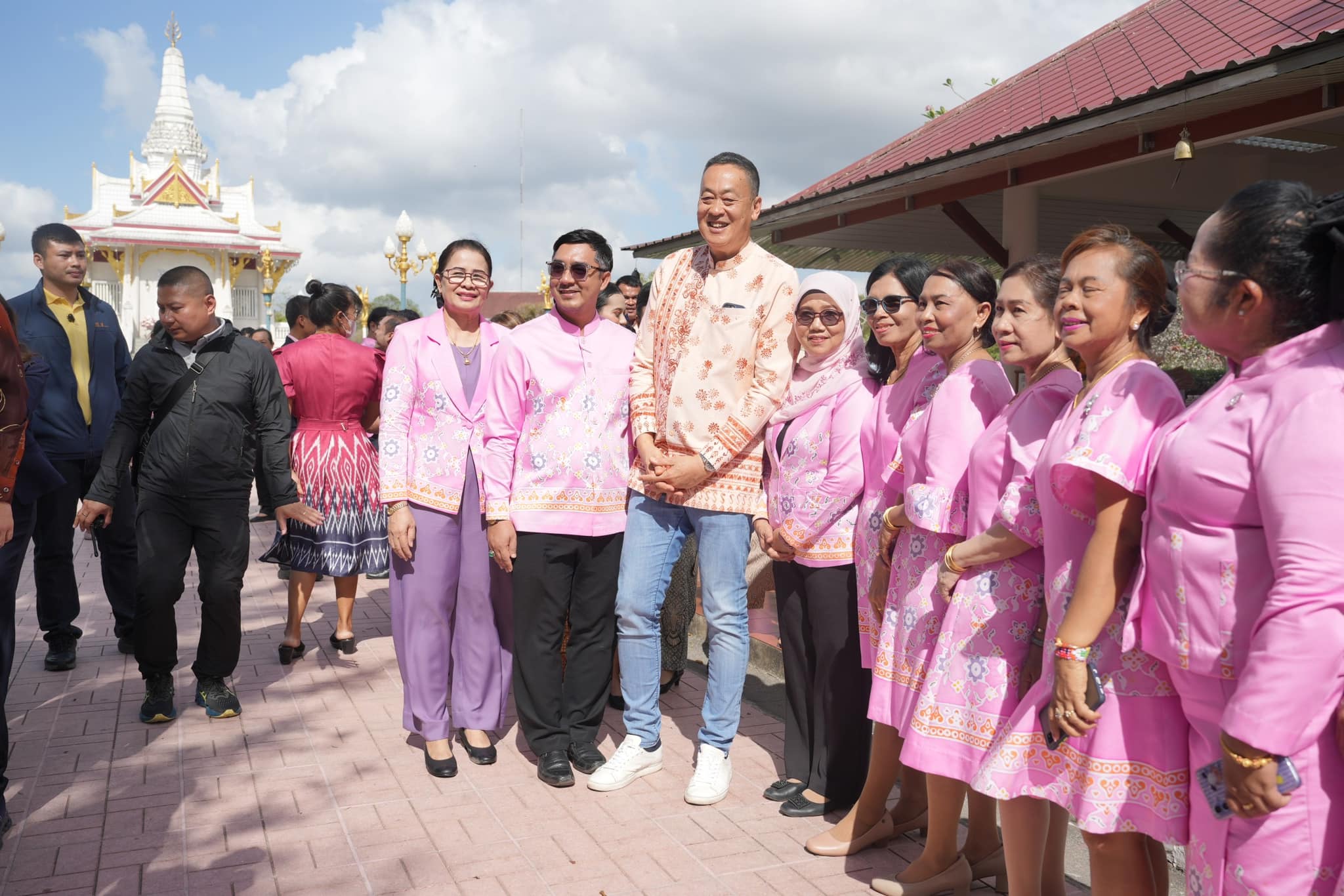 ชาวยะลาชื่นใจ นายกสวมใส่ผ้าสีมายา  สักการะศาลหลักเมือง 