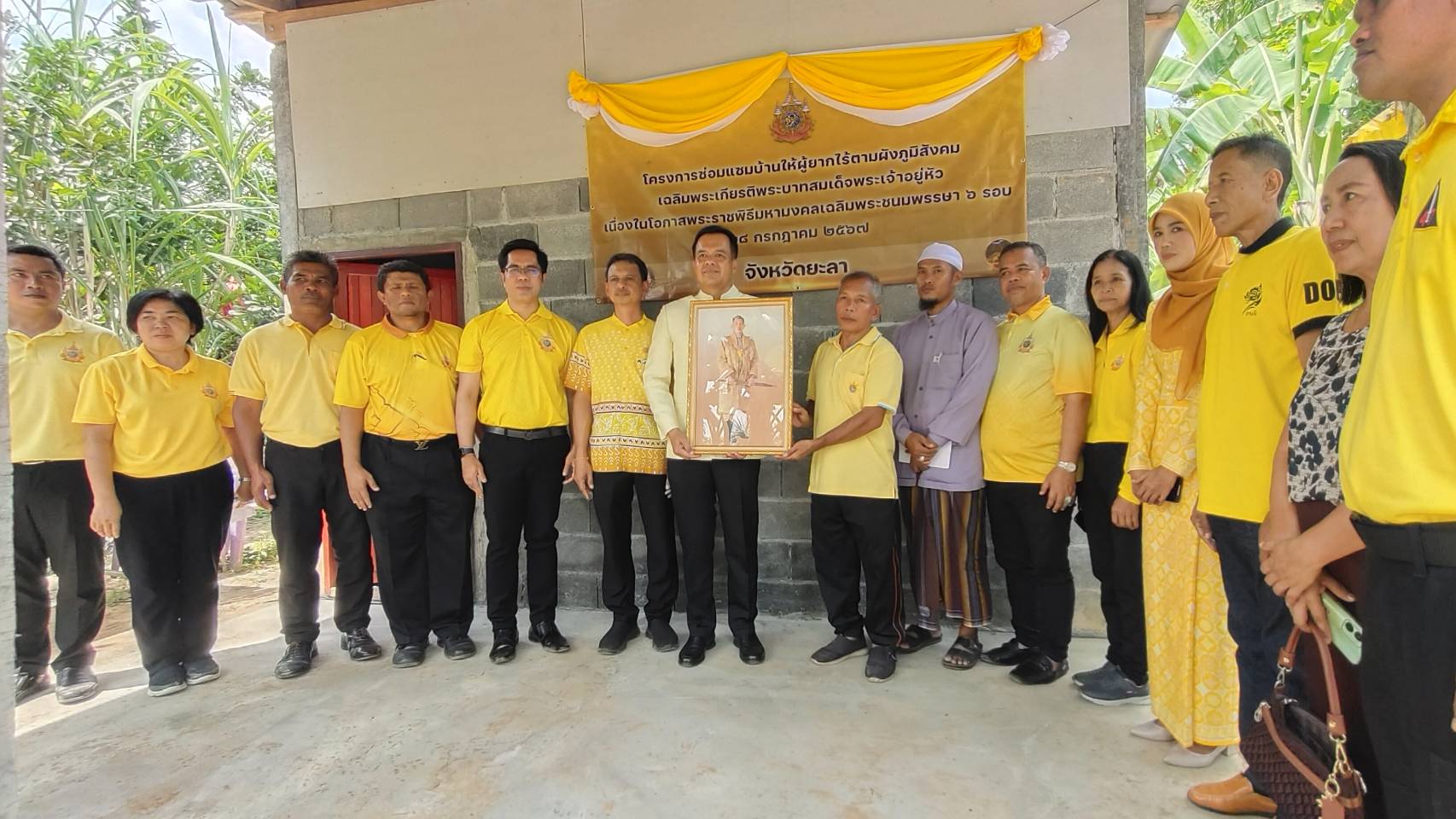 จังหวัดยะลา ร่วมกับกรมโยธาธิการและผังเมืองสนองพระราชปณิธาน ส่งมอบบ้านผู้ยากไร้ในโครงการซ่อมแซมบ้านให้ผู้ยากไร้ตามผังภูมิสังคม เฉลิมพระเกียรติพระบาทสมเด็จพระเจ้าอยู่หัว เนื่องในโอกาสพระราชพิธี มหามงคลเฉลิมพระชนมพรรษา 6 รอบ 28 กรกฎาคม 2567  