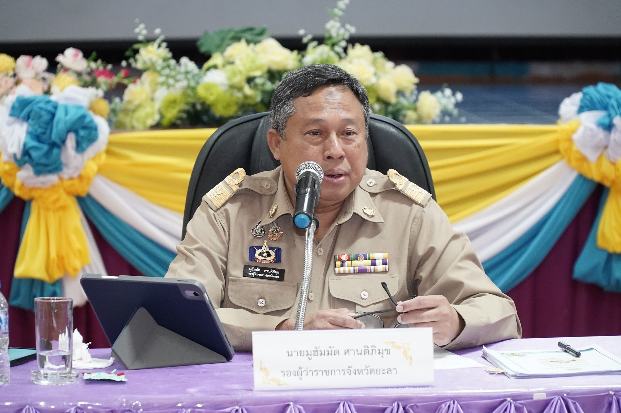 รองผู้ว่าฯยะลา ลงพื้นที่อำเภอบันนังสตา ประชุมกำนัน ผู้ใหญ่บ้าน รับทราบปัญหาการขับเคลื่อนงานในระดับพื้นที่ เน้นย้ำ มิติความมั่นคงการดูแลพื้นที่ปลอดภัย ปัญหายาเสพติด และ เตรียมความพร้อมป้องกันอุทกภัย