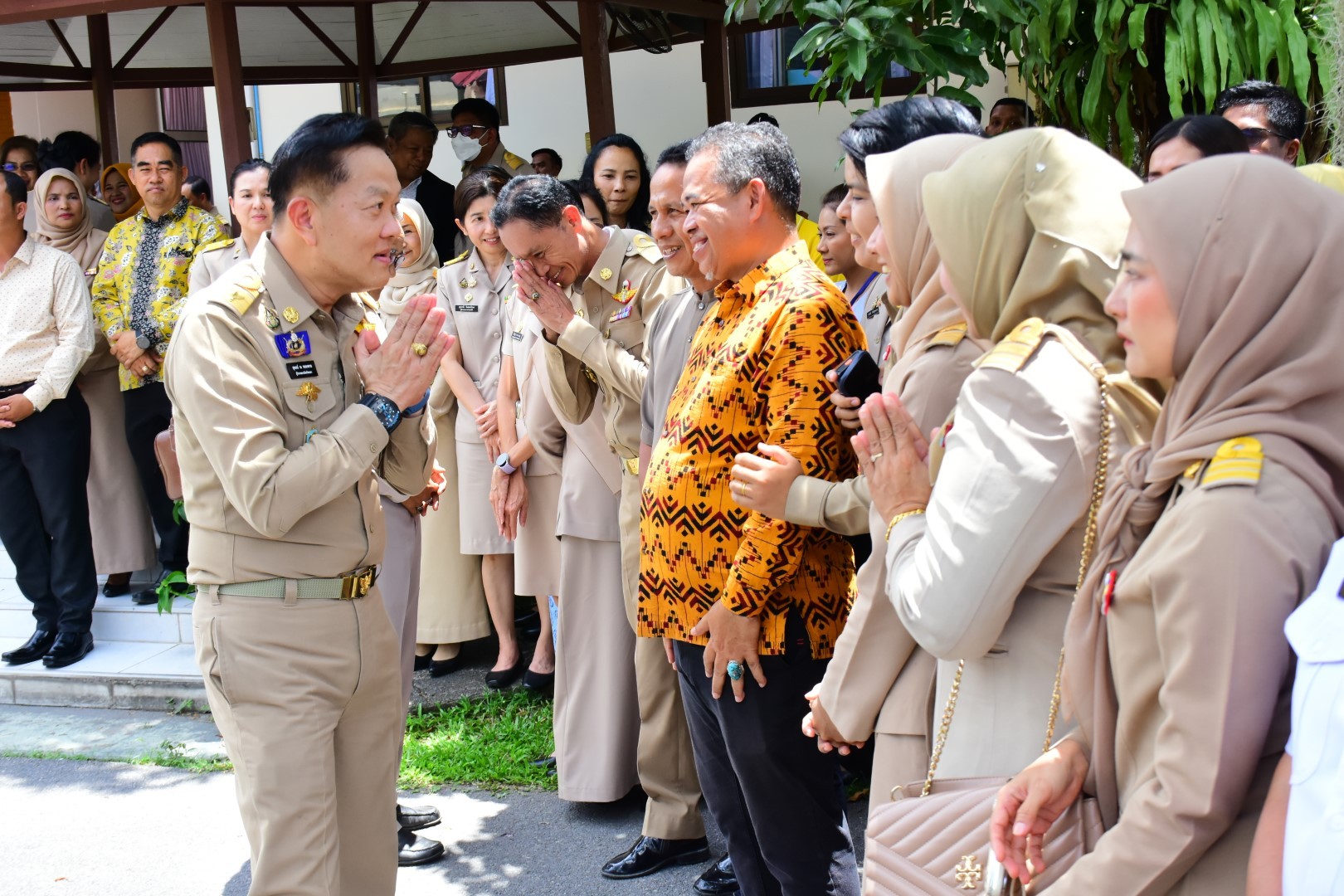 นายสุพจน์ รอดเรือง ณ หนองคาย หัวหน้าผู้ตรวจราชการกระทรวงมหาดไทย เดินทางเข้าปฎิบัติหน้าที่ รักษาการในตำแหน่งผู้ว่าราชการจังหวัดยะลา วันแรก สักการะสิ่งศักดิ์สิทธิ์คู่บ้านคู่เมือง พบปะ ข้าราชการ ทุกภาคส่วน ท่ามกลางการต้อนรับอย่างอบอุ่น 