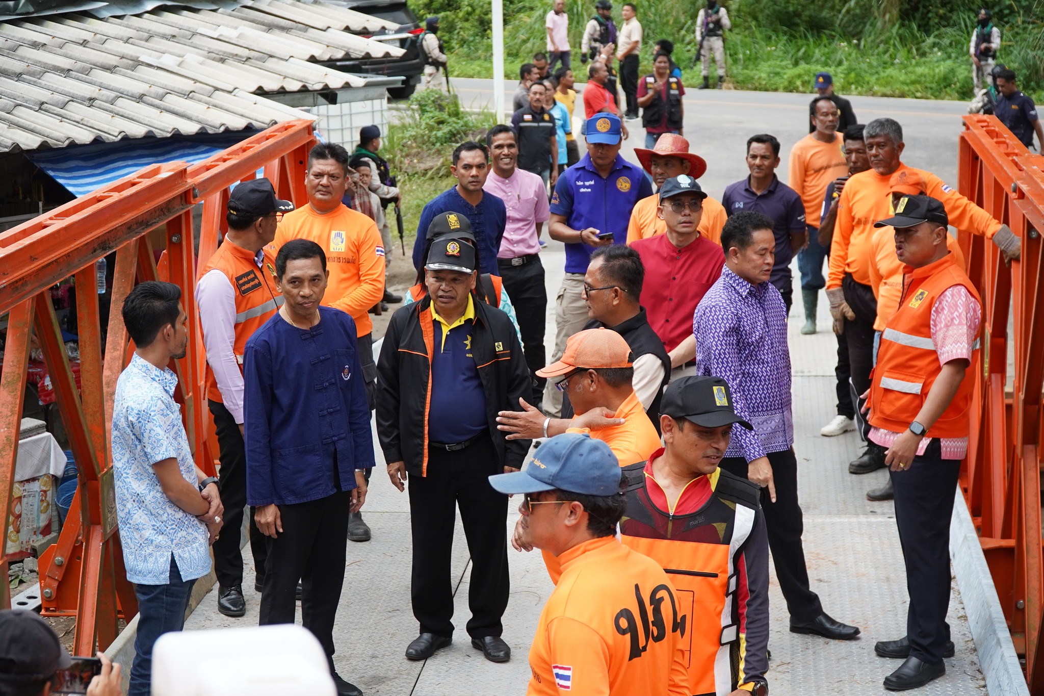 ศูนย์ ปภ.เขต 12 สงขลา ส่งเจ้าหน้าที่เร่งประกอบสะพานแบริ่ง ช่วยชาวบ้านเดือดร้อน พื้นที่หมู่ที่ 2 บ้านลิเง๊ะ ต.ตลิ่งชัน อ.บันนังสตา หลังน้ำกัดเซาะสะพานทรุดเสียหาย