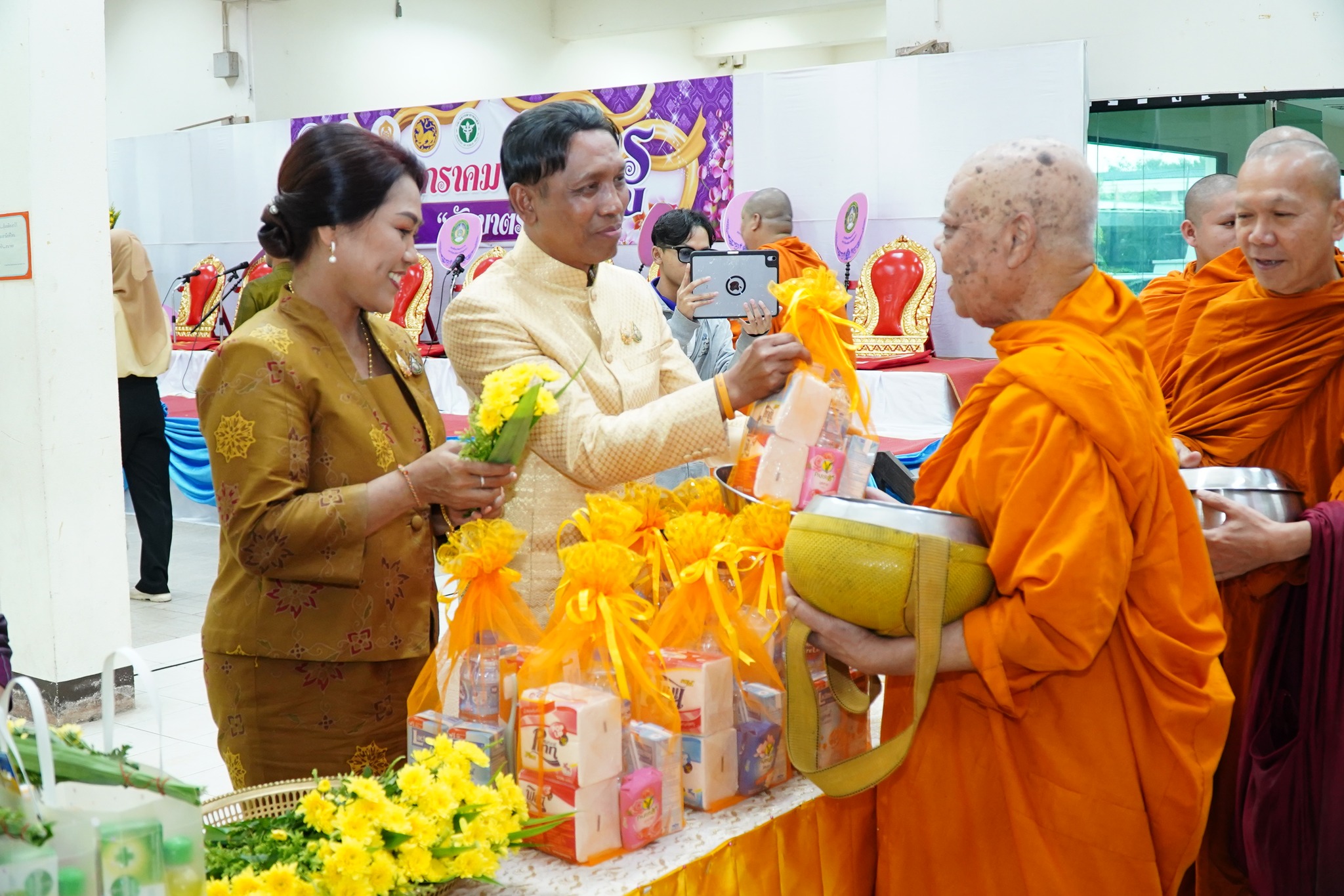ครูใต้ที่ยะลา ร่วมทำบุญตักบาตร ละหมาดฮายัต เพื่อความเป็นสิริมงคล อุทิศส่วนกุศลครูผู้วายชนม์ พร้อมจัดพิธีเชิดชูเกียรติ ผู้ประกอบวิชาชีพทางการศึกษา