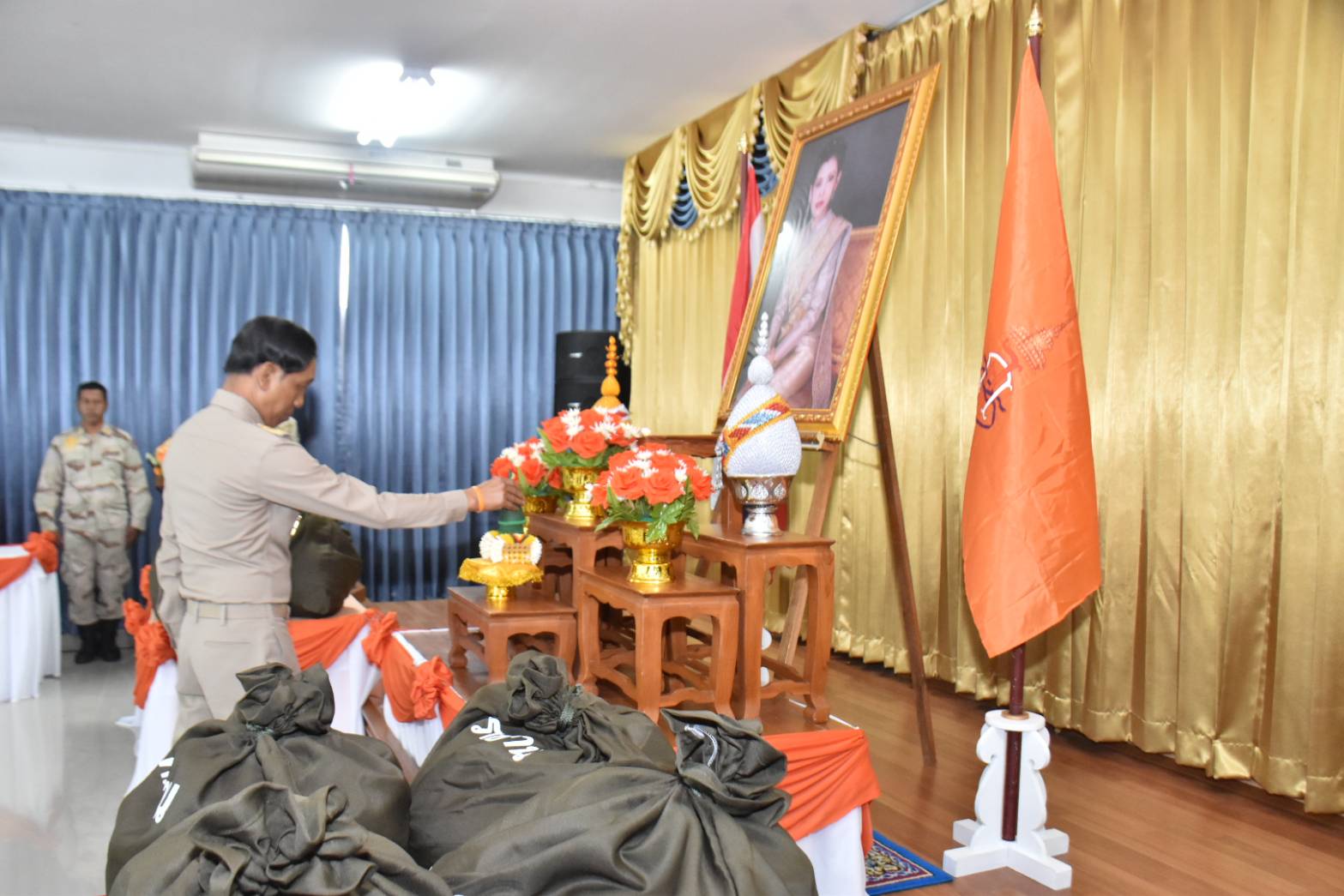 ราชวิทยาลัยจุฬาภรณ์ เชิญสิ่งของพระราชทาน สมเด็จพระเจ้าน้องนางเธอ เจ้าฟ้าจุฬาภรณวลัยลักษณ์ อัครราชกุมารี กรมพระศรีสวางควัฒน วรขัตติยราชนารี มอบผู้ประสบอุทกภัยในพื้นที่จังหวัดยะลา 500 ชุด     