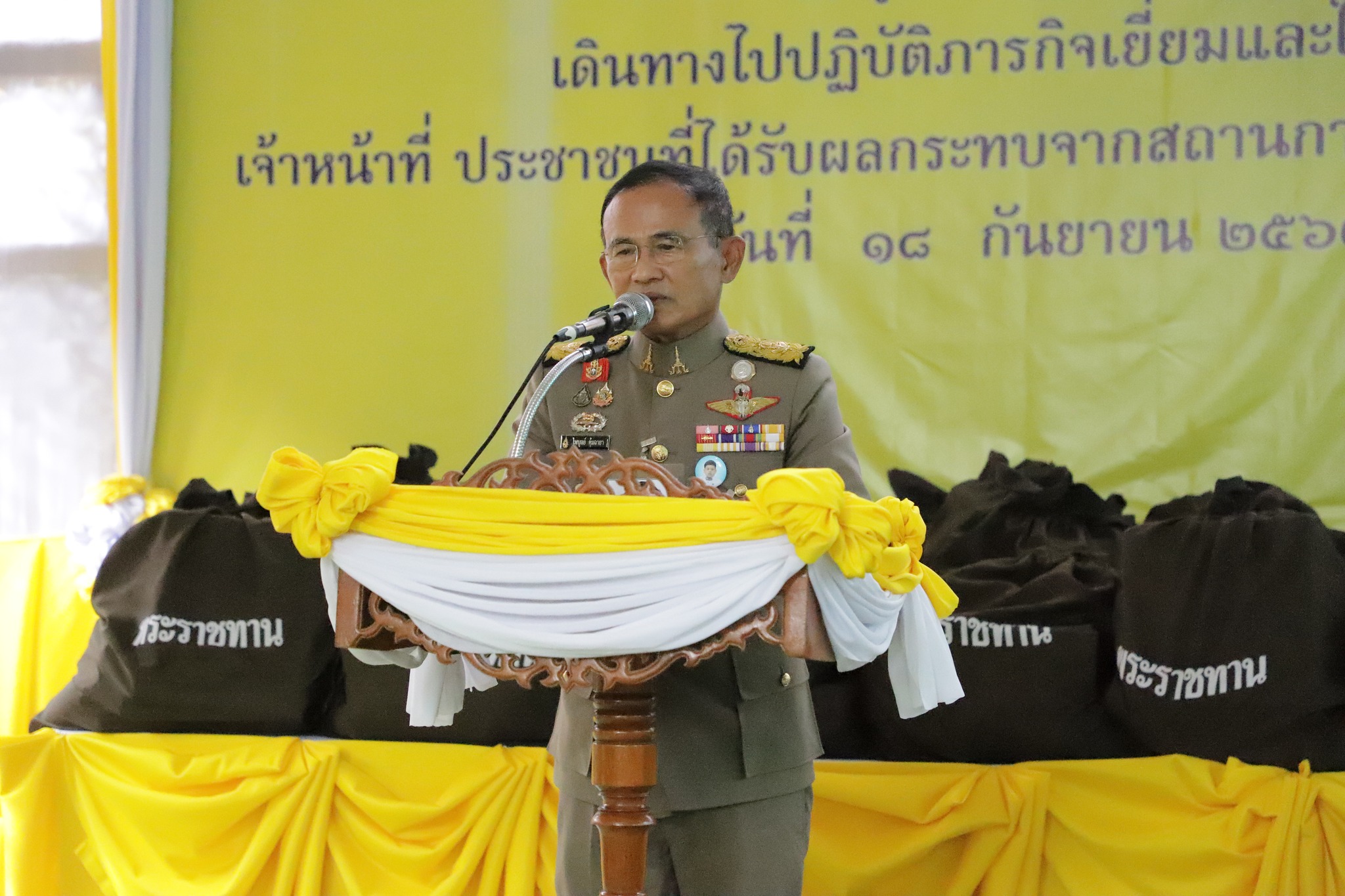 องคมนตรี ปฏิบัติภารกิจในพื้นที่จังหวัดยะลา เชิญมอบสิ่งของพระราชทานแก่เจ้าหน้าที่ ที่ปฎิบัติภารกิจ หน่วยเฉพาะกิจกองร้อยทหารพรานที่ 4116 อ.รามัน จ.ยะลา