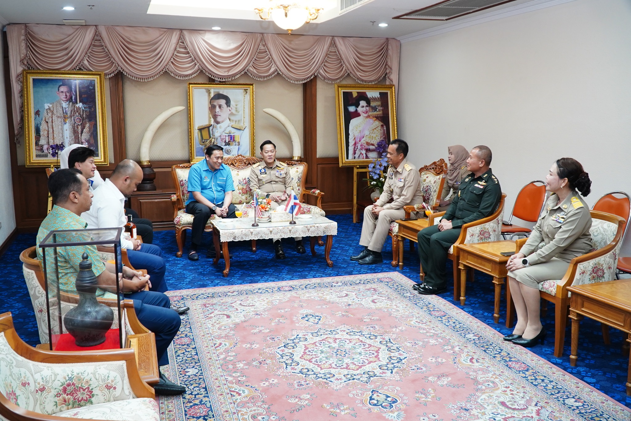 นายสุพจน์ รอดเรือง ณ หนองคาย ร่วมให้การต้อนรับ กงสุลใหญ่มาเลเซีย ประจำจังหวัดสงขลา ในโอกาสเดินเข้าเยี่ยมคารวะ พร้อมหารือแนวทางความร่วมมือระหว่างกัน ด้านการขับเคลื่อนเศรษฐกิจ การค้า การลงทุนในพื้นที่
