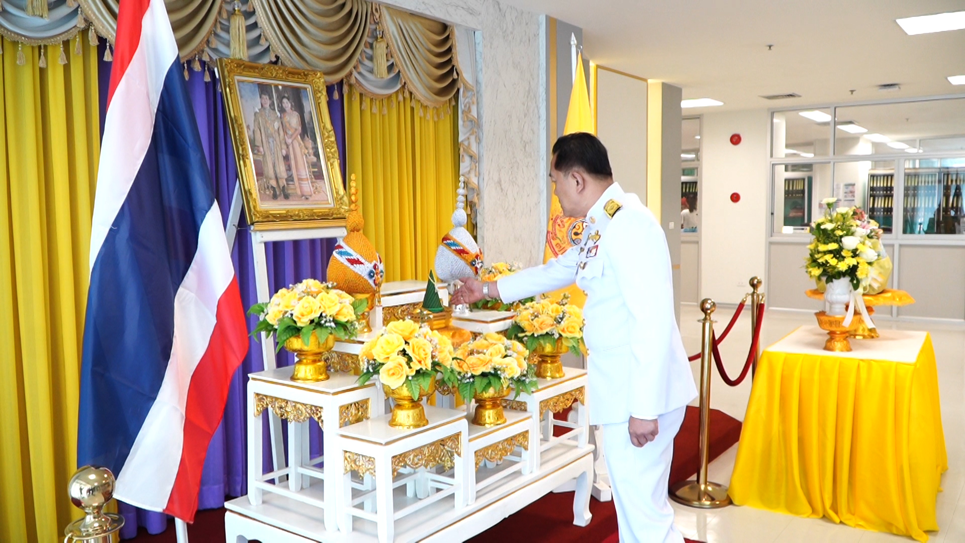 ผู้ว่าฯยะลา เชิญดอกไม้ตระกร้าสิ่งของพระราชทาน มอบเจ้าหน้าที่ทหารช่าง 2 นาย และประชาชน 1 ราย ที่ได้รับบาดเจ็บ จากเหตุการณ์ความไม่สงบในพื้นที่จังหวัดชายแดนภาคใต้