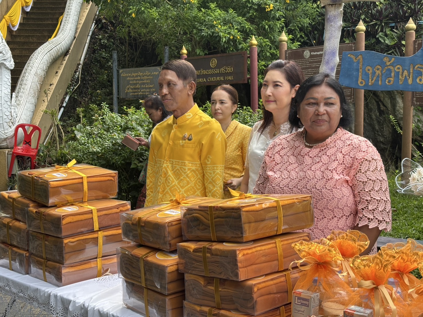 พุทธศาสนิกชนจังหวัดยะลา สืบสานประเพณี  ” ตักบาตรเทโว” หรือตักบาตรดาวดึงส์  ทำบุญ ลากพระ  ให้พบแต่ความสุขความเจริญ  