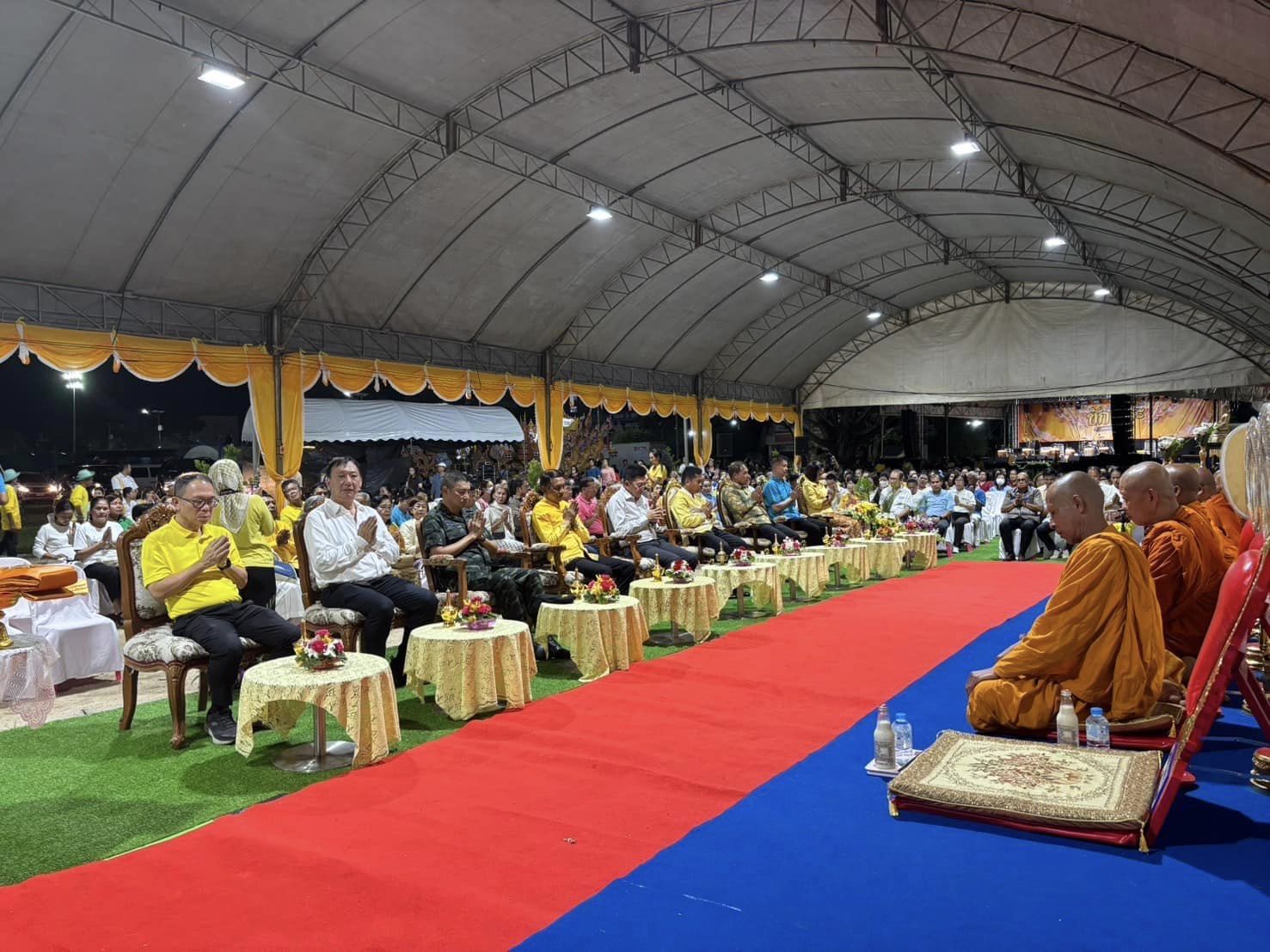 พุทธศาสนิกชนจังหวัดยะลา ชื่นชมเรือพระ ร่วมทำบุญ เรือพระทุกลำ  หลังร่วมลากเรือพระ จากทุกอำเภอและจังหวัดใกล้เคียง ร่วมสมโภชน์เรือพระ  ประชันความงดงาม การตกแต่งอย่างอลังการ ให้ประชาชนได้ชม ณ ศูนย์เยาวชนเทศบาลนครยะลา