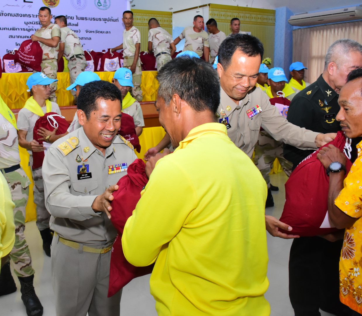 มูลนิธิมิราเคิล ออฟไลฟ์  ร่วมกับ สภาสังคมสงเคราะห์แห่งประเทศไทย ในพระบรมราชูปถัมภ์และสมาคมคนพิการผู้ค้าสลาก (ประเทศไทย)  มอบสิ่งของ (ถุงยังชีพ) ตามโครงการ น้ำพระทัยพระราชทาน หนึ่งใจ...ช่วยเหลือผู้ประสบภัย จำนวน 500 ชุด ในพื้นที่จังหวัดยะลา