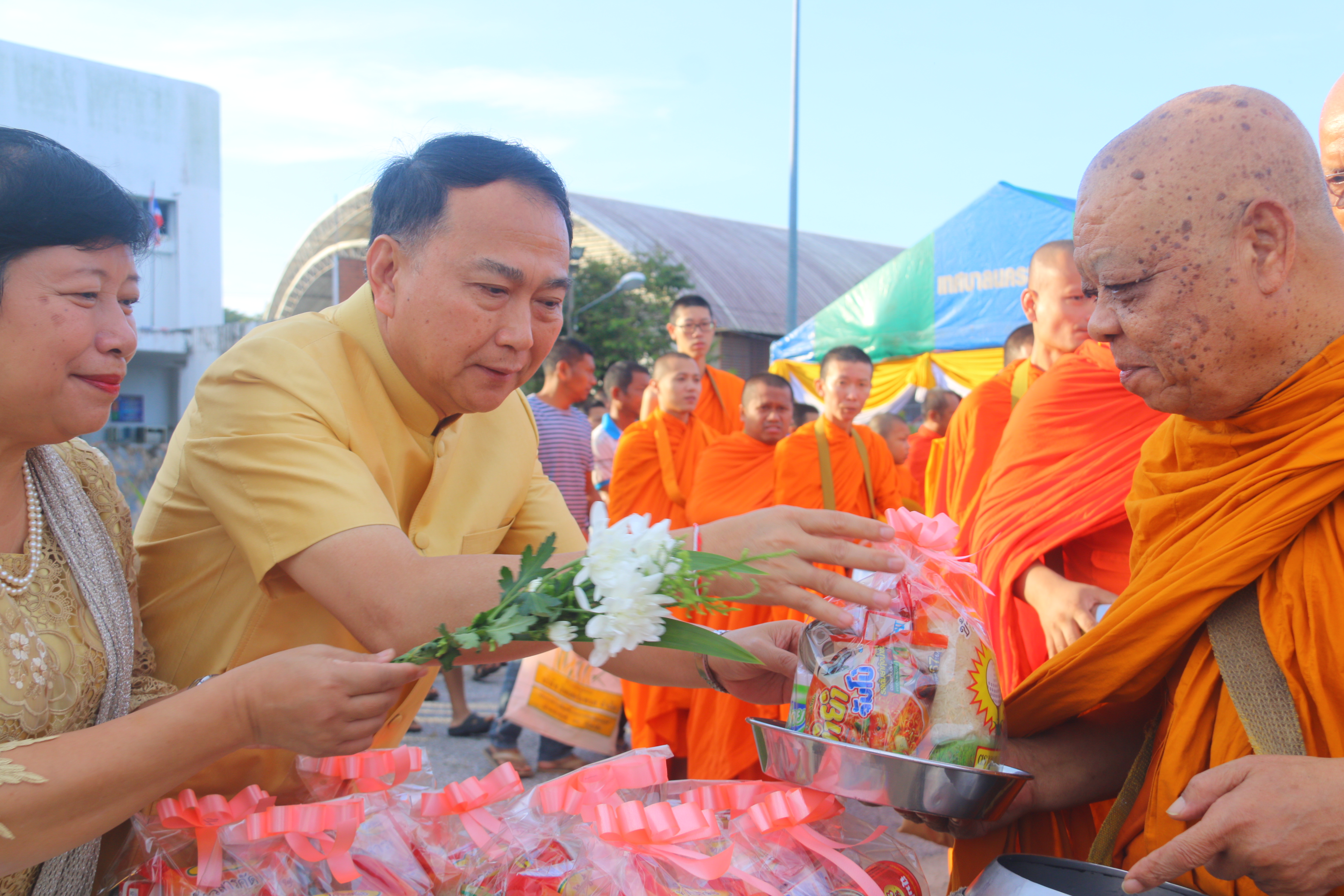 พิธีทำบุญตักบาตรถวายพระราชกุศลพระบาทสมเด็จพระปรมินทรมหาภูมิพลอดุลยเดชฯ