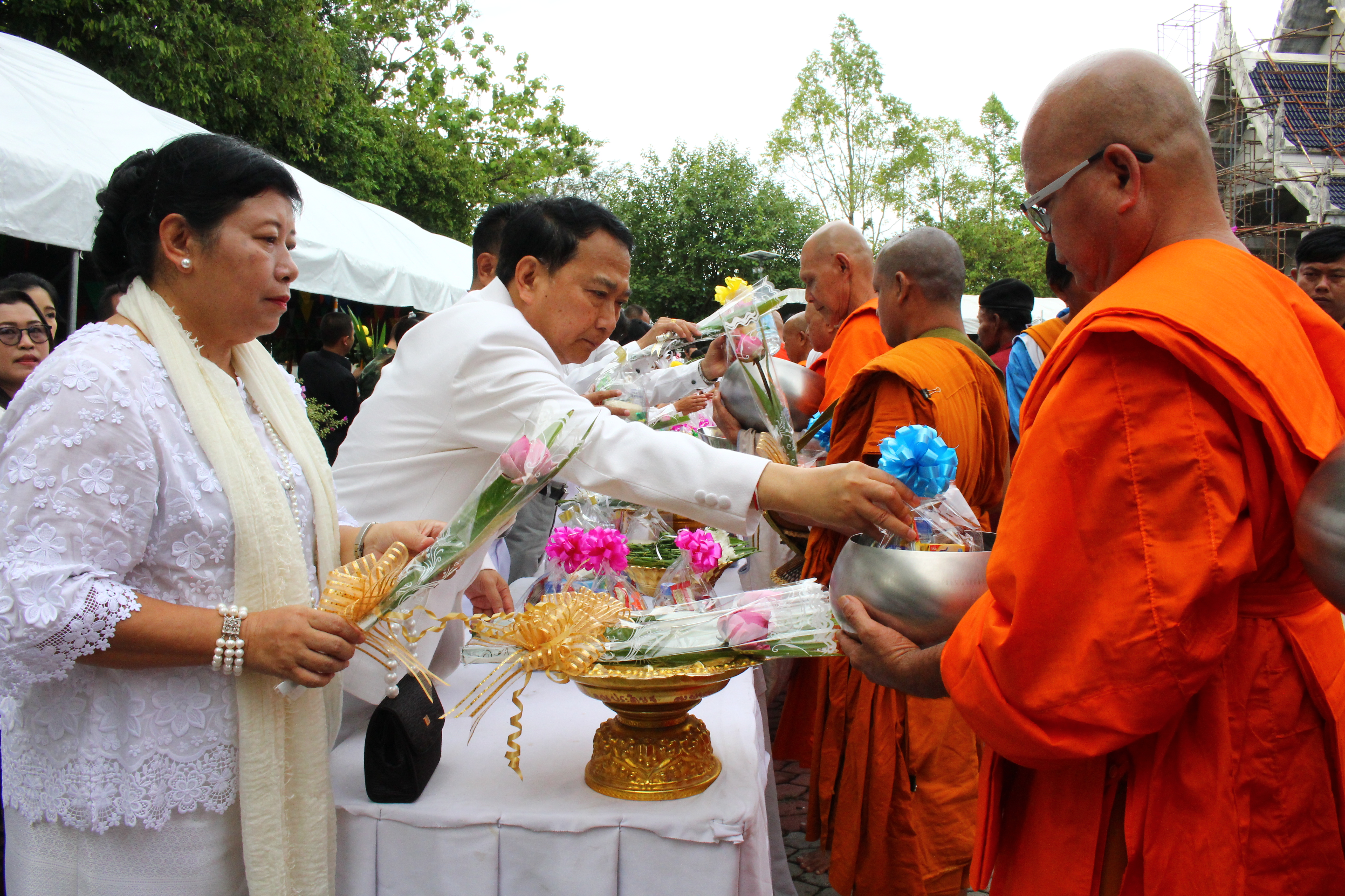 พิธีทำบุญตักบาตรวันวิสาขบูชา