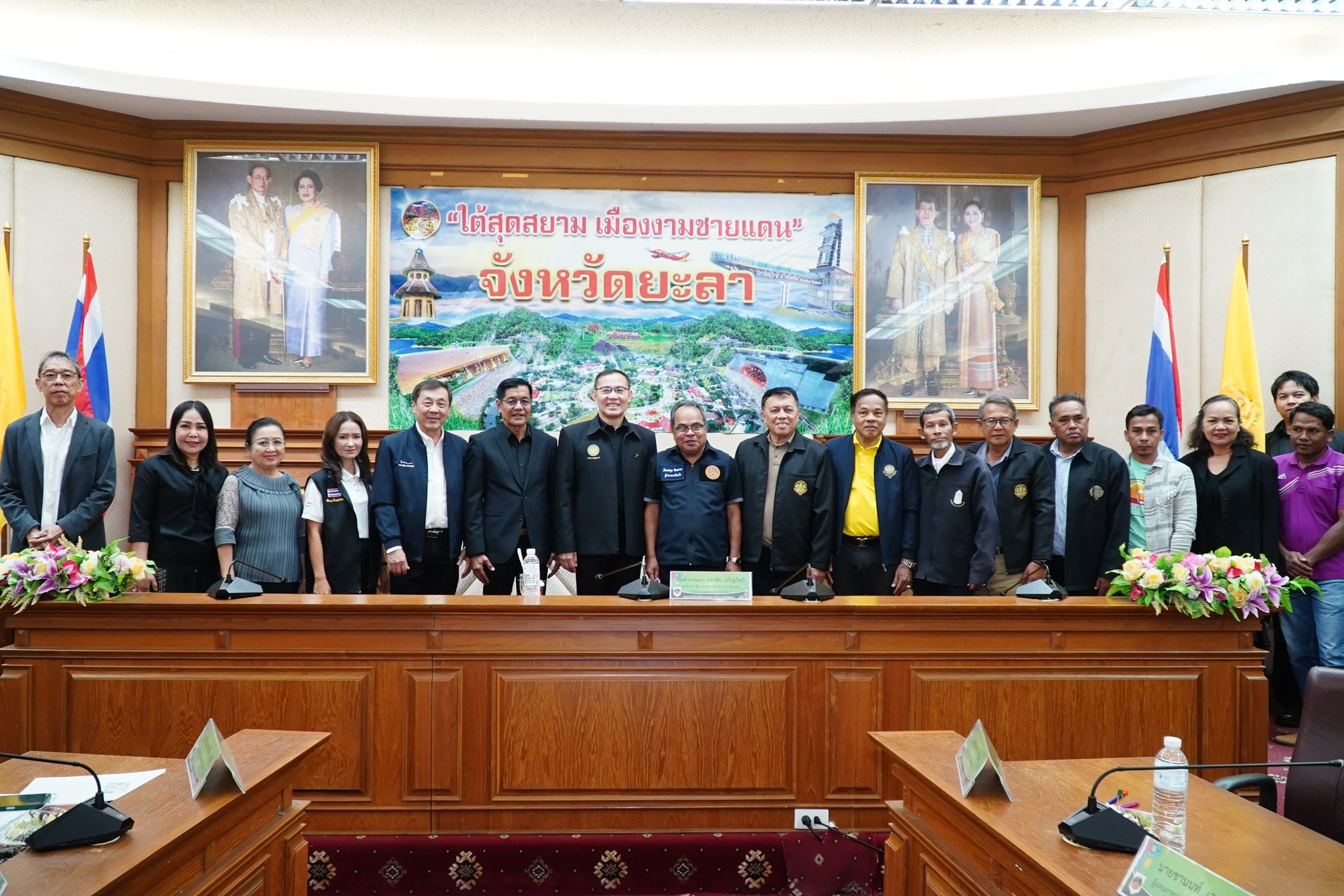 รองหัวหน้าผู้ตรวจราชการ สำนักนายกรัฐมนตรี เขตตรวจราชการที่ 7 และคณะฯ เดินทางลงพื้นที่จังหวัดยะลา เข้าพบผู้ว่าฯยะลา ร่วมประชุมคณะกรรมการธรรมาภิบาลจังหวัดยะลา (ชุดใหม่) เดินหน้าขับเคลื่อนการติดตามสอดส่องและเสนอแนะหน่วยงานของรัฐ ตามหลักการบริหารกิจการบ้านเมืองที่ดี ได้อย่างมีประสิทธิภาพ