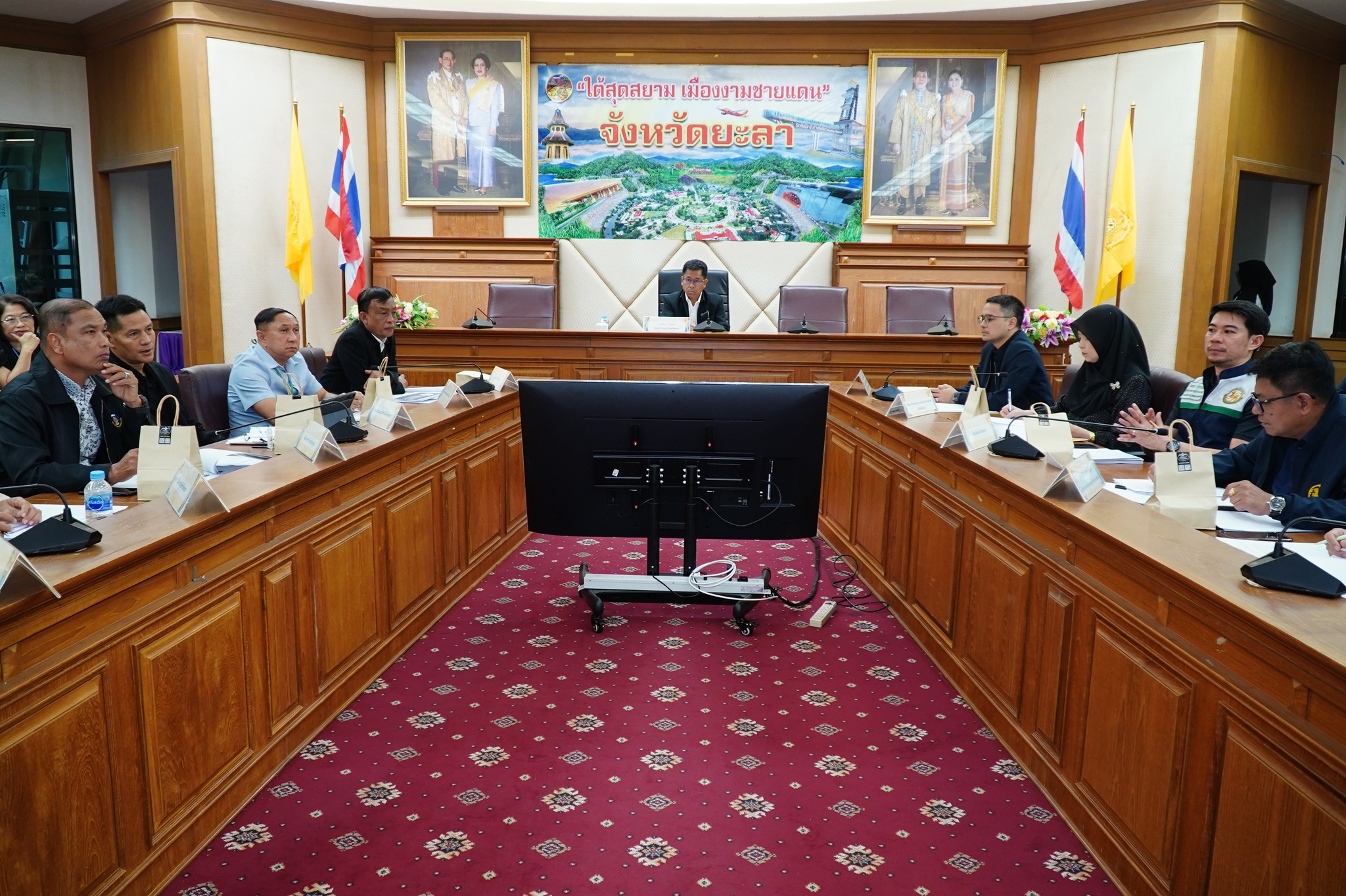จังหวัดยะลา ร่วมประชุมตรวจติดตามแผนการตรวจราชการประจำปีงบประมาณ 2569 รอบที่ 1 ผ่านระบบอิเล็กทรอนิกส์  เดินหน้านโยบายเร่งด่วนรัฐบาล การป้องกัน ปราบปรามยาเสพติด พร้อมยกระดับหนุนการท่องเที่ยว และการเข้าถึงสิทธิและสวัสดิการ ขั้นพื้นฐานของประชาชนกลุ่มเป้าหมายเด็ก คนพิการ และผู้สูงอายุ ในพื้นที่
