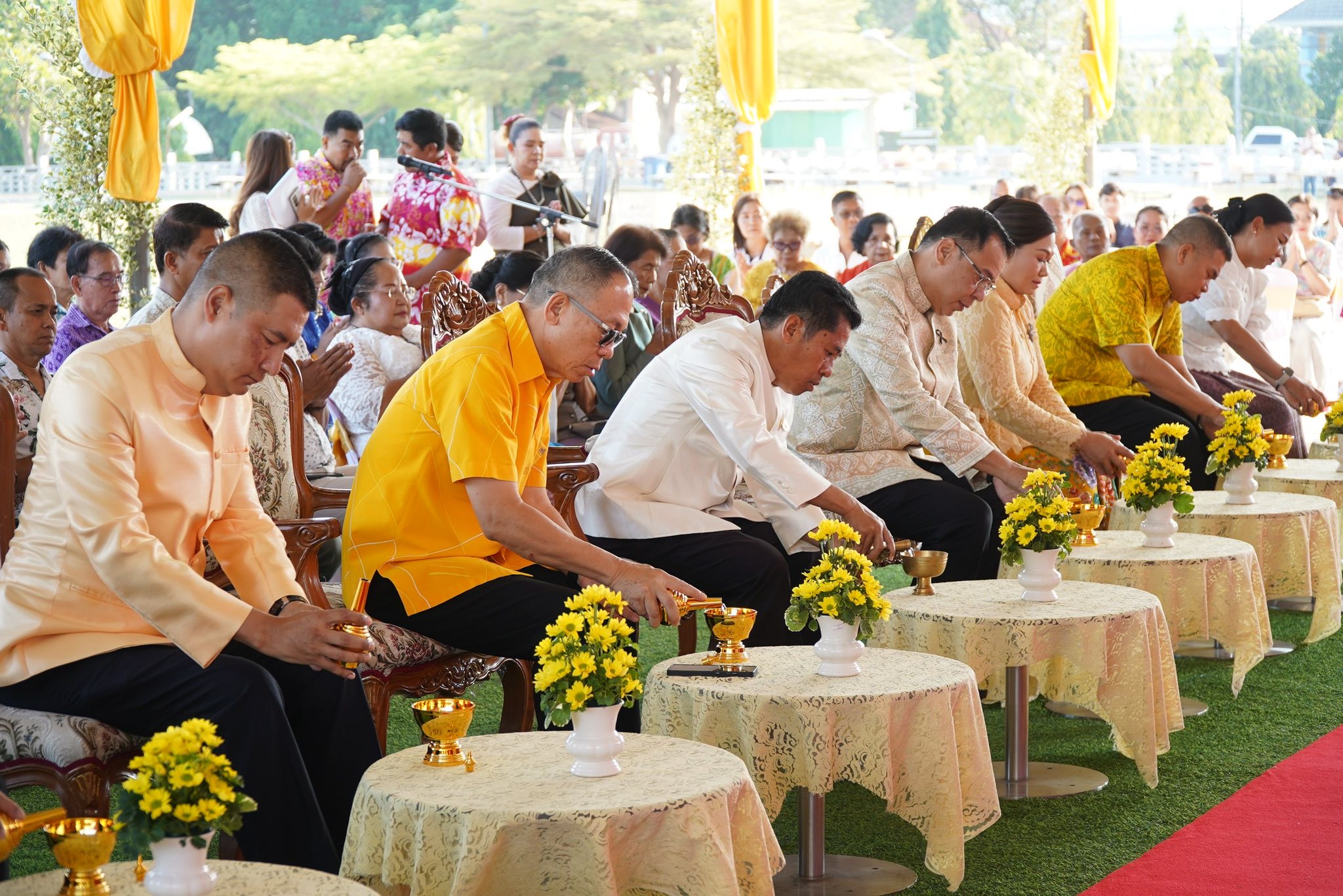 รองผู้ว่ายะลา นำชาวพุทธที่ยะลา ตักบาตรวันสงกรานต์ ขึ้นปีใหม่ไทย ขอพร สรงน้ำพระ เพื่อความเป็นสิริมงคล