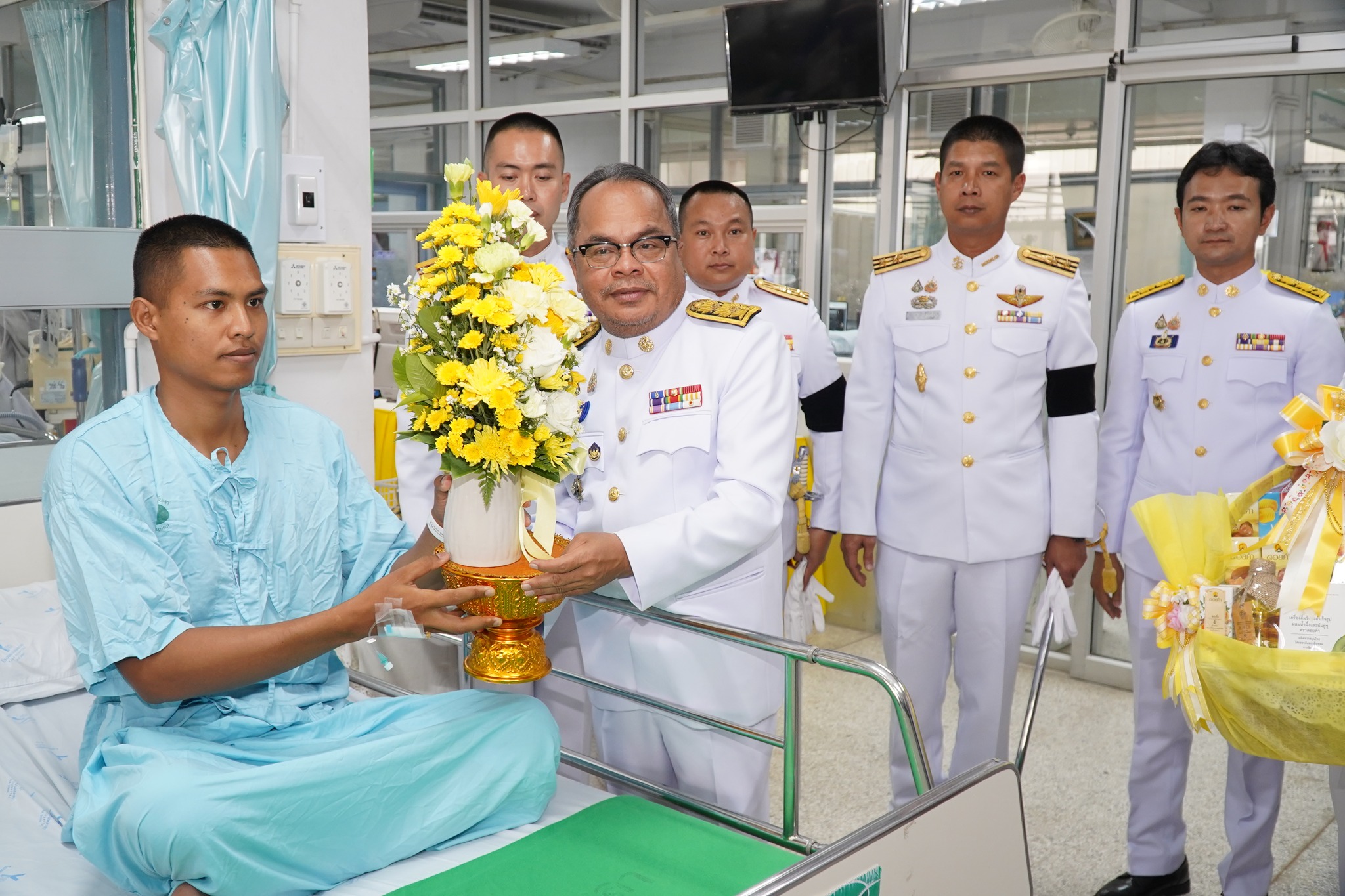 ผู้ว่าฯยะลา เชิญดอกไม้ตระกร้าสิ่งของพระราชทาน มอบเจ้าหน้าที่ทหาร 4 นาย เหตุคนร้ายลอบวางระเบิดในพื้นที่ อำเภอบันนังสตา