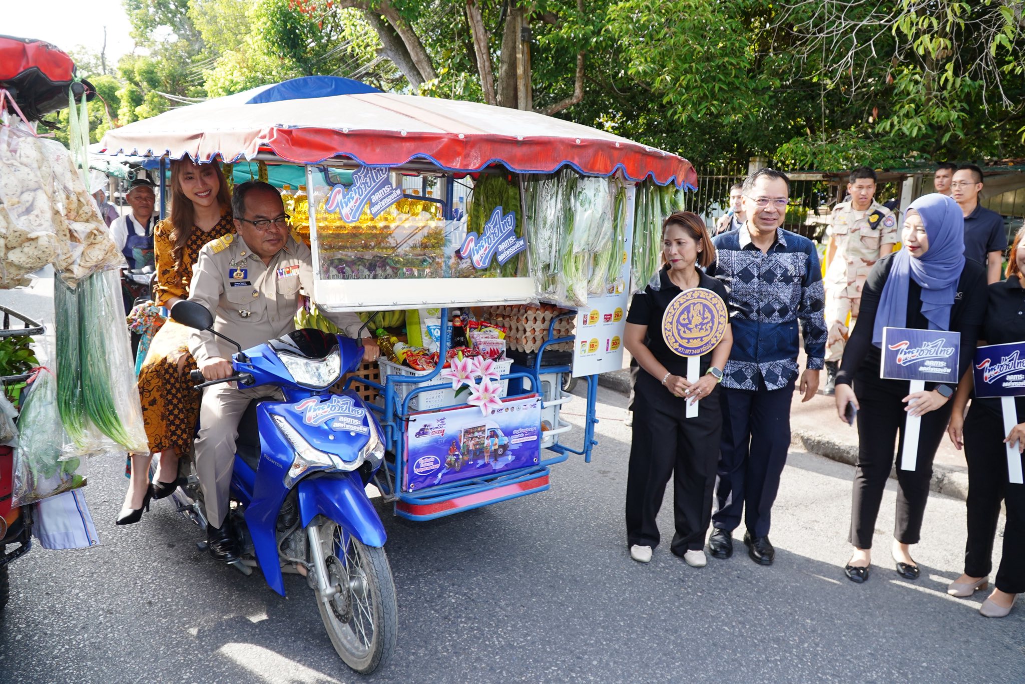 ยะลา Kick-off "ไทยช่วยไทย" ส่งรถพุ่มพวงเข้าร่วมโครงการ 40 คัน เข้าถึงเศรษฐกิจฐานราก ครอบคลุม 8 อำเภอ ทั้งจังหวัด ลดค่าครองชีพประชาชน