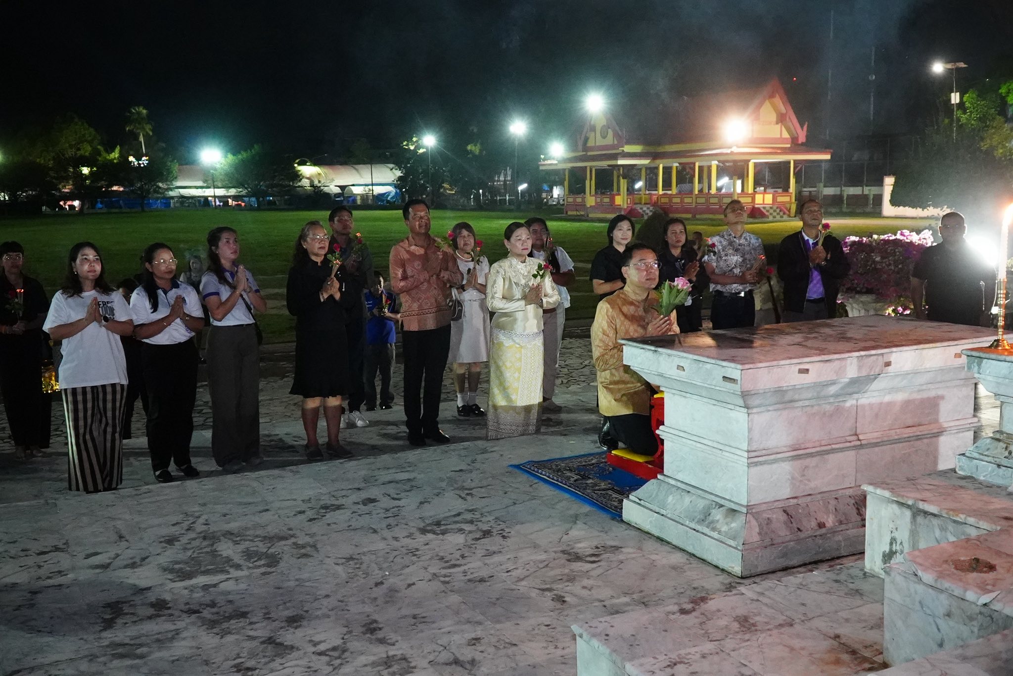 ข่าว บรรยากาศวันที่สอง งานสมโภชหลักเมืองและงานกาชาดยะลา ผู้ว่า เยี่ยมชมการจัดนิทรรศการมีชีวิต ขณะที่รองผู้ว่าสักการะศาลหลักเมือง และอนุสาวรีย์ รัชกาลที่ 5 เพื่อความเป็นสิรมงคล