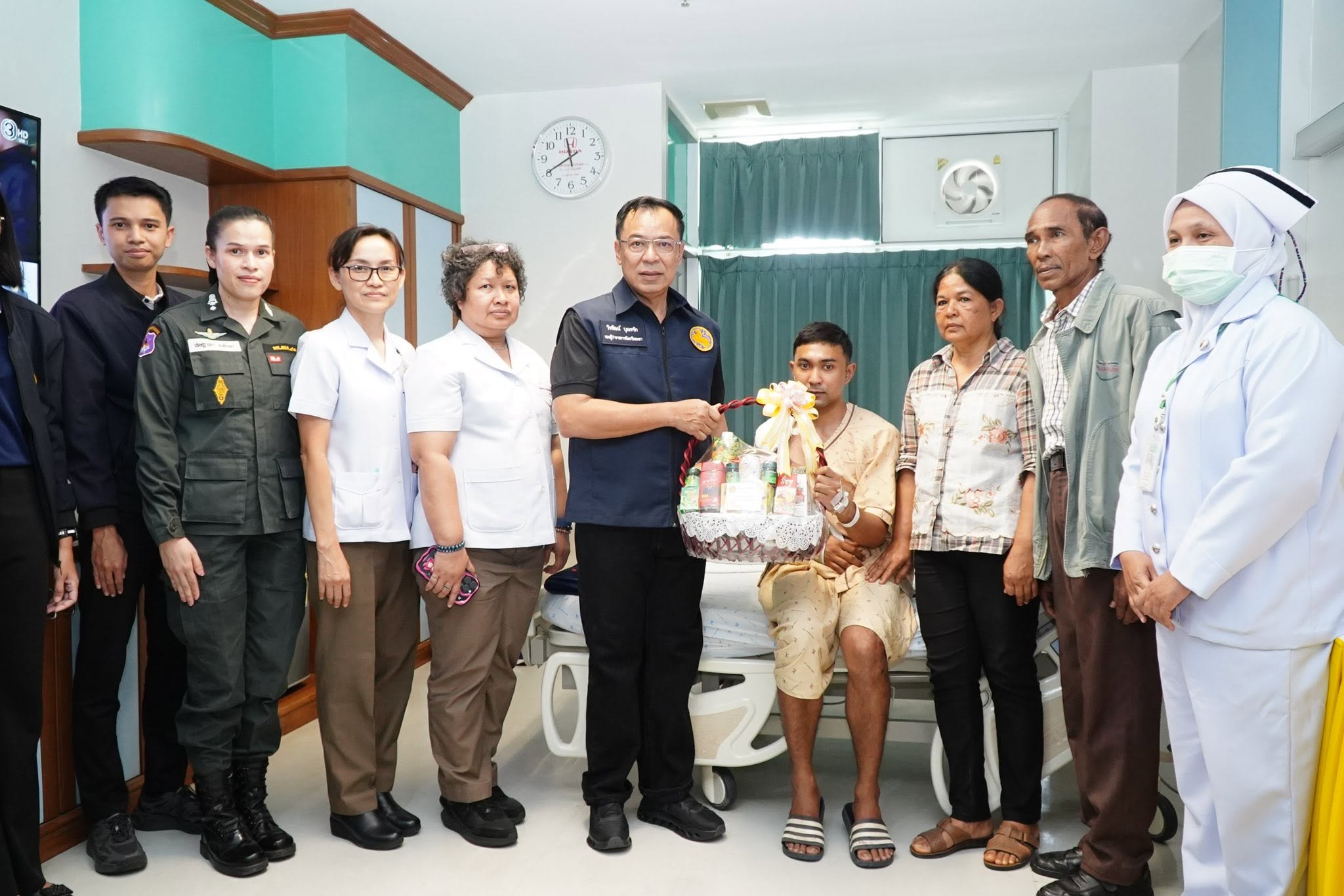 รองผู้ว่ายะลา รุดเยี่ยมเจ้าหน้าที่ ตชด.44 ได้รับบาดเจ็บ 1 นาย เหตุคนร้ายซุ่มยิง ขณะออกกำลังกาย ที่ อ.ธารโต จ.ยะลา