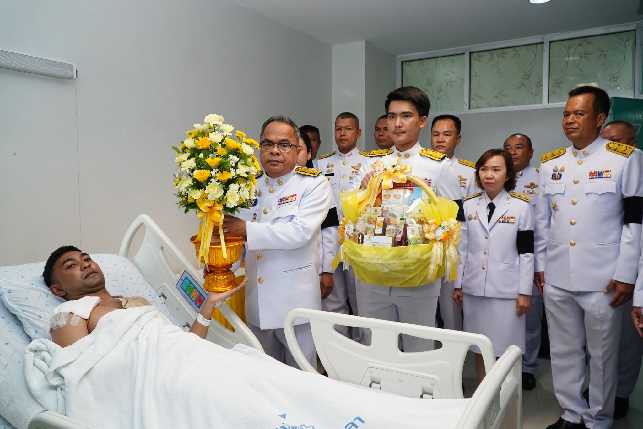 ผู้ว่าฯยะลา เชิญดอกไม้ตระกร้าสิ่งของพระราชทาน สิบตำรวจโท กันตวิชญ์ นาคเกิดเจ้าหน้าที่ตำรวจตระเวนชายแดน 44 ได้รับบาดเจ็บจากเหตุการณ์ความไม่สงบ ในพื้นที่ อ.ธารโต จ.ยะลา