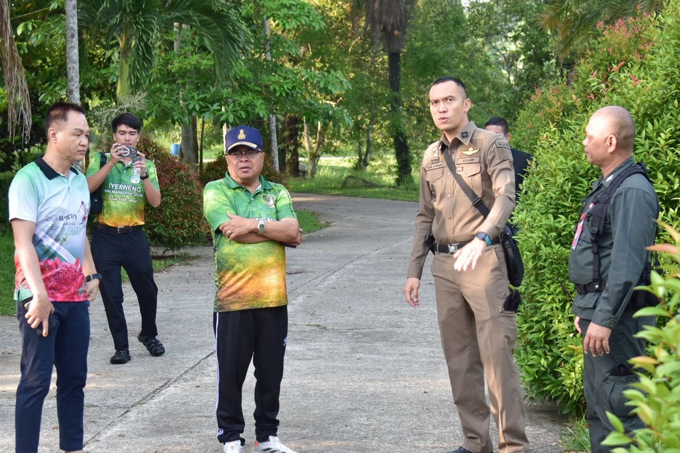 ผู้ว่าฯ ยะลา ลงพื้นที่อำเภอธารโต พบปะยามเช้า ติดตามเกิดเหตุลอบยิงส.ต.ท.กันตวิชฐ์  นาคเกิด ผบ.หมู่กก.ตชด.44  เพื่อรับฟังปัญหาและให้ข้อแนะนำในการปฏิบัติงานของเจ้าหน้าที่ในพื้นที่
