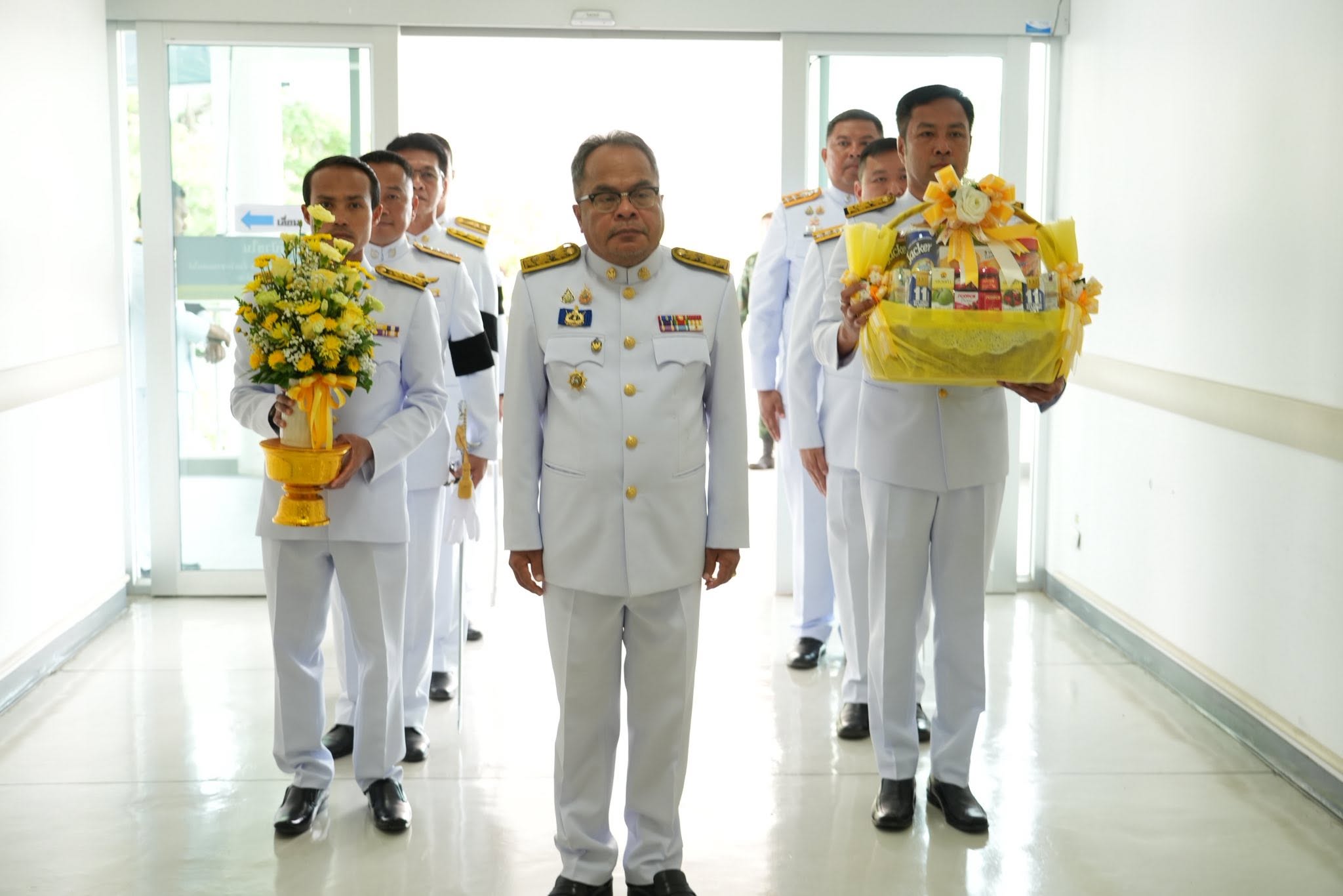 ผู้ว่าฯยะลา เชิญดอกไม้ตระกร้าสิ่งของพระราชทาน แก่เจ้าหน้าที่ตำรวจ นปพ.12 และประชาชน  ได้รับบาดเจ็บจากเหตุการณ์ความไม่สงบในพื้นที่จังหวัดยะลา